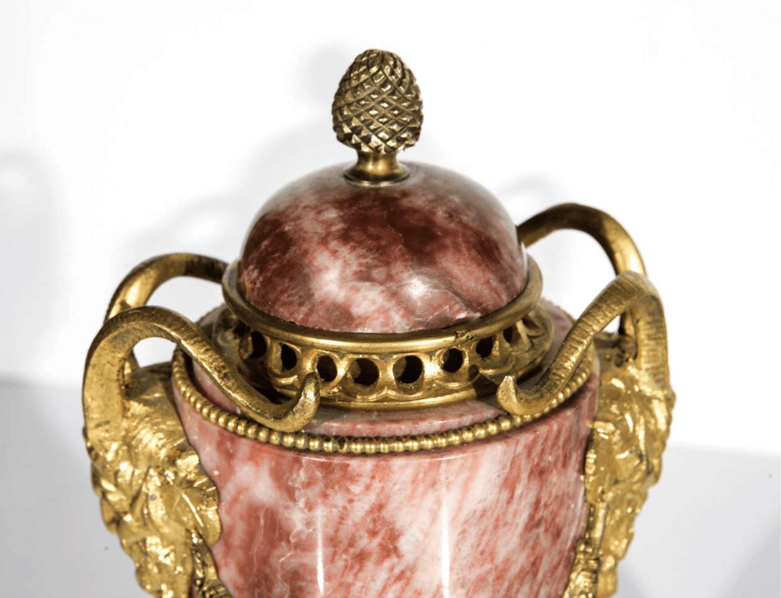 Paar stilisierte Urnen aus dem 19. Jahrhundert (Ende des 20. Jahrhunderts) im Angebot