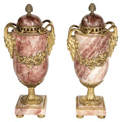 Paire d'urnes stylisées du 19ème siècle
