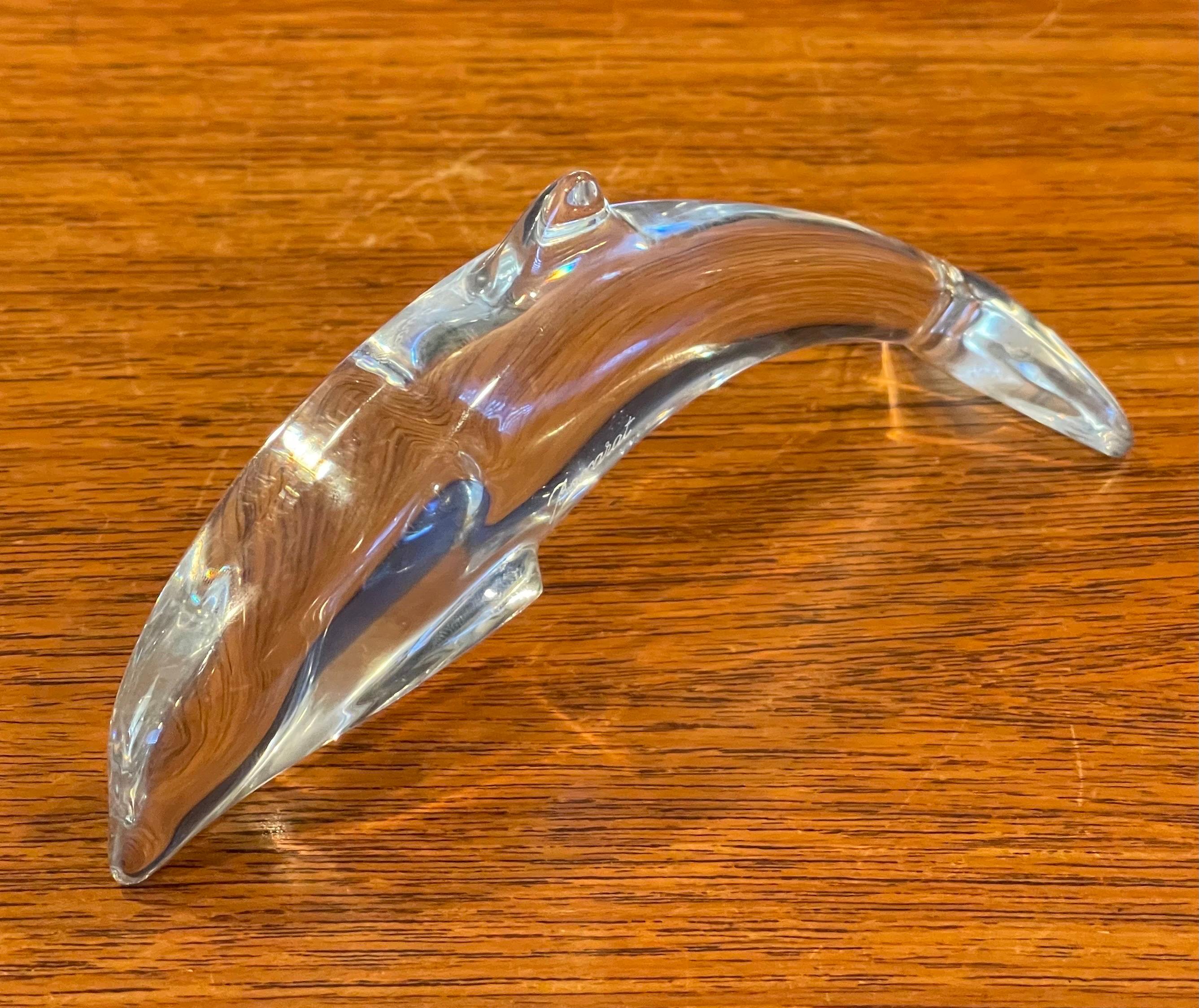 Français Paire de sculptures de dauphins en cristal stylisés / presse-papiers de Baccarat en vente