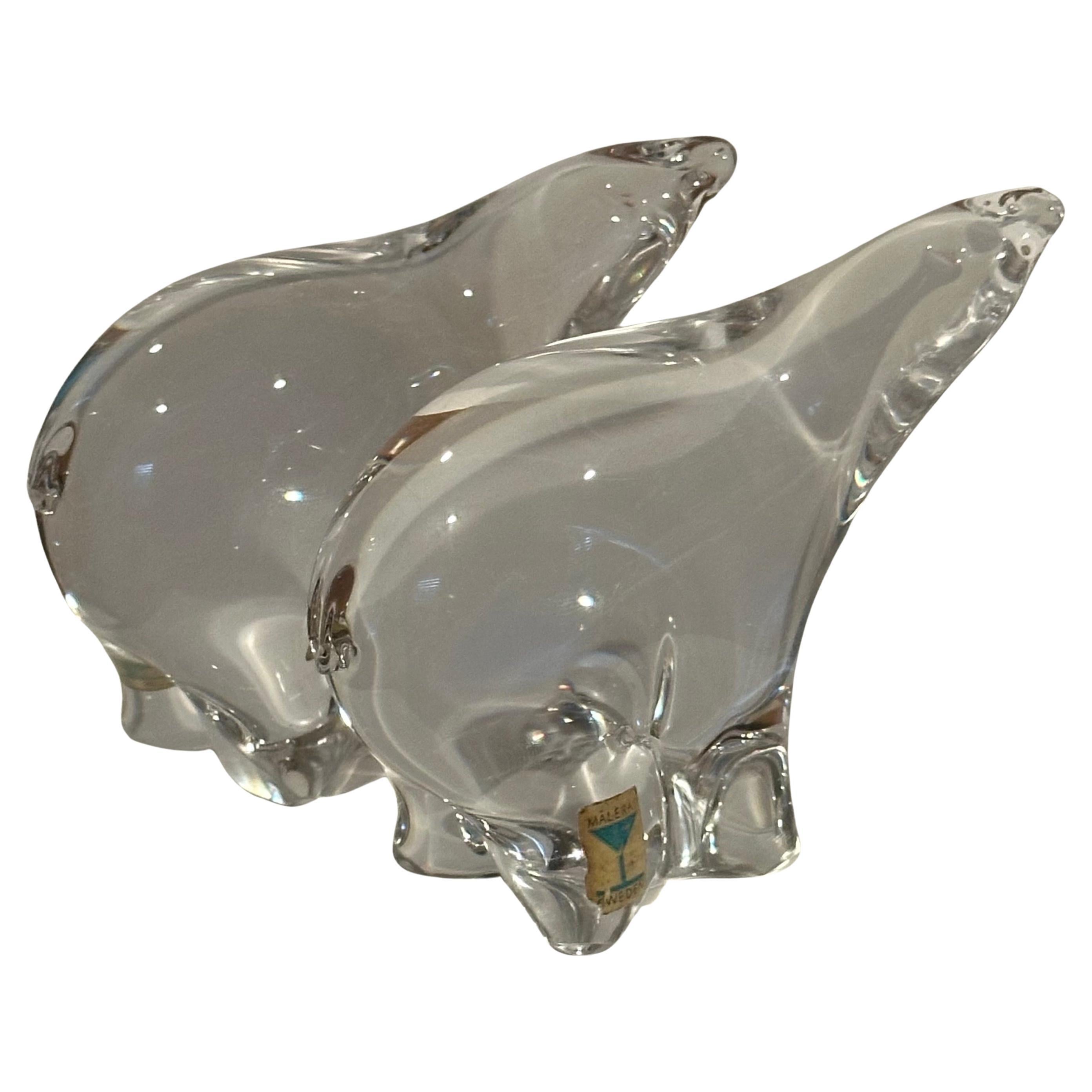 Precioso par de esculturas / pisapapeles de oso polar de cristal estilizado, de Maleras of Sweden, hacia la década de 1990. Los osos están en muy buen estado  sin desconchones ni imperfecciones visibles.  Los osos miden 3,5