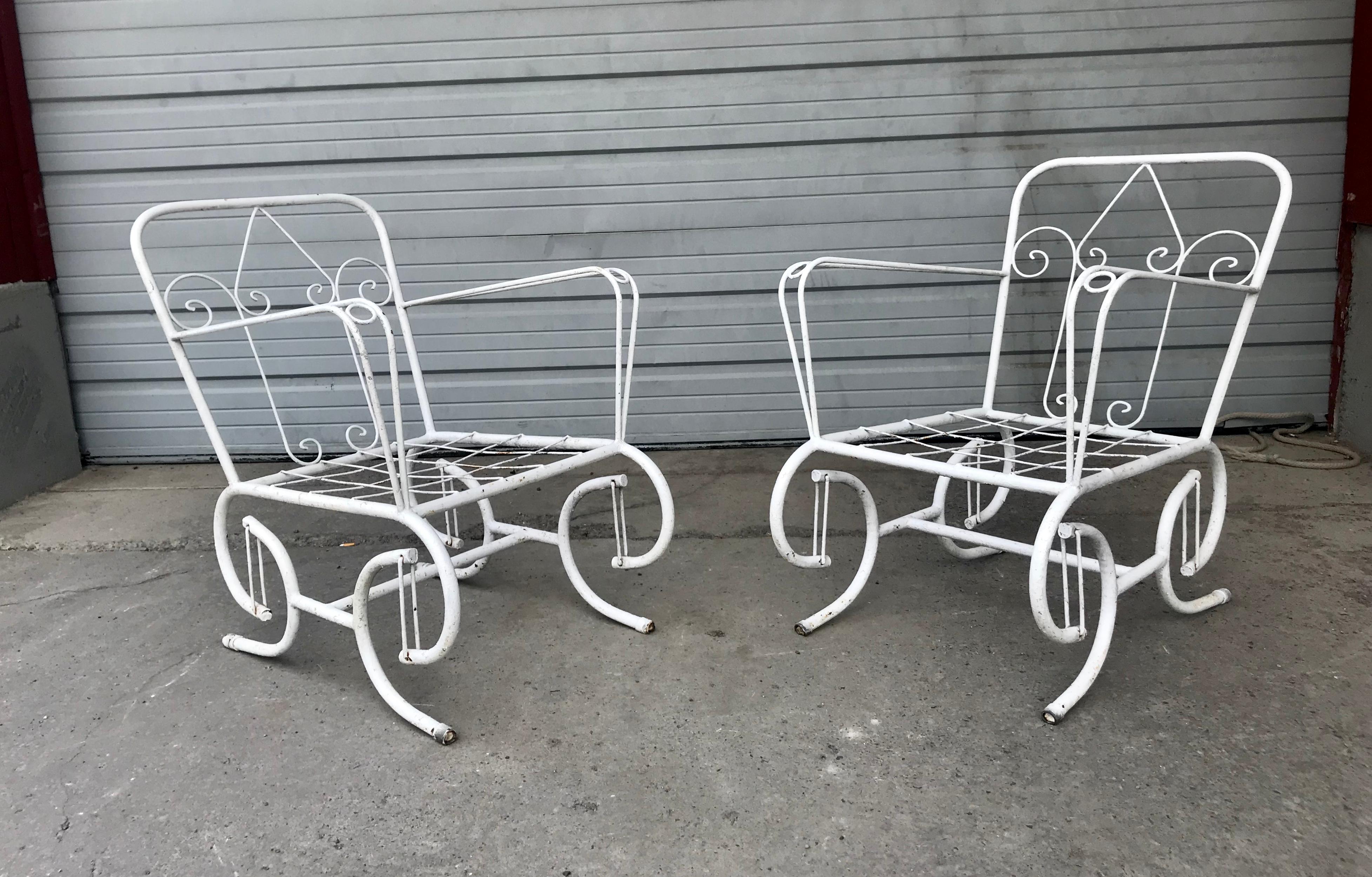 Mid-Century Modern Paire de chaises d'extérieur stylisées en métal pailleté, Art Déco, Moderniste en vente