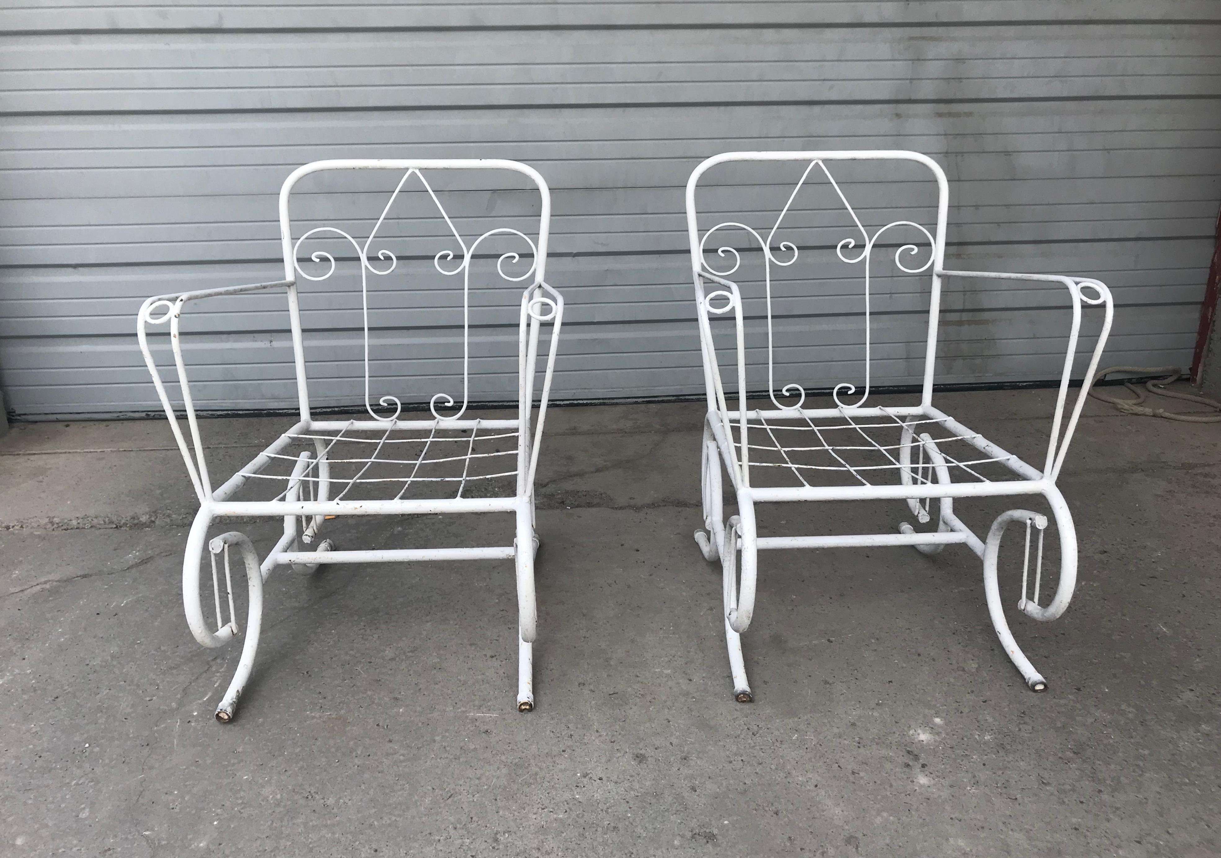 Américain Paire de chaises d'extérieur stylisées en métal pailleté, Art Déco, Moderniste en vente