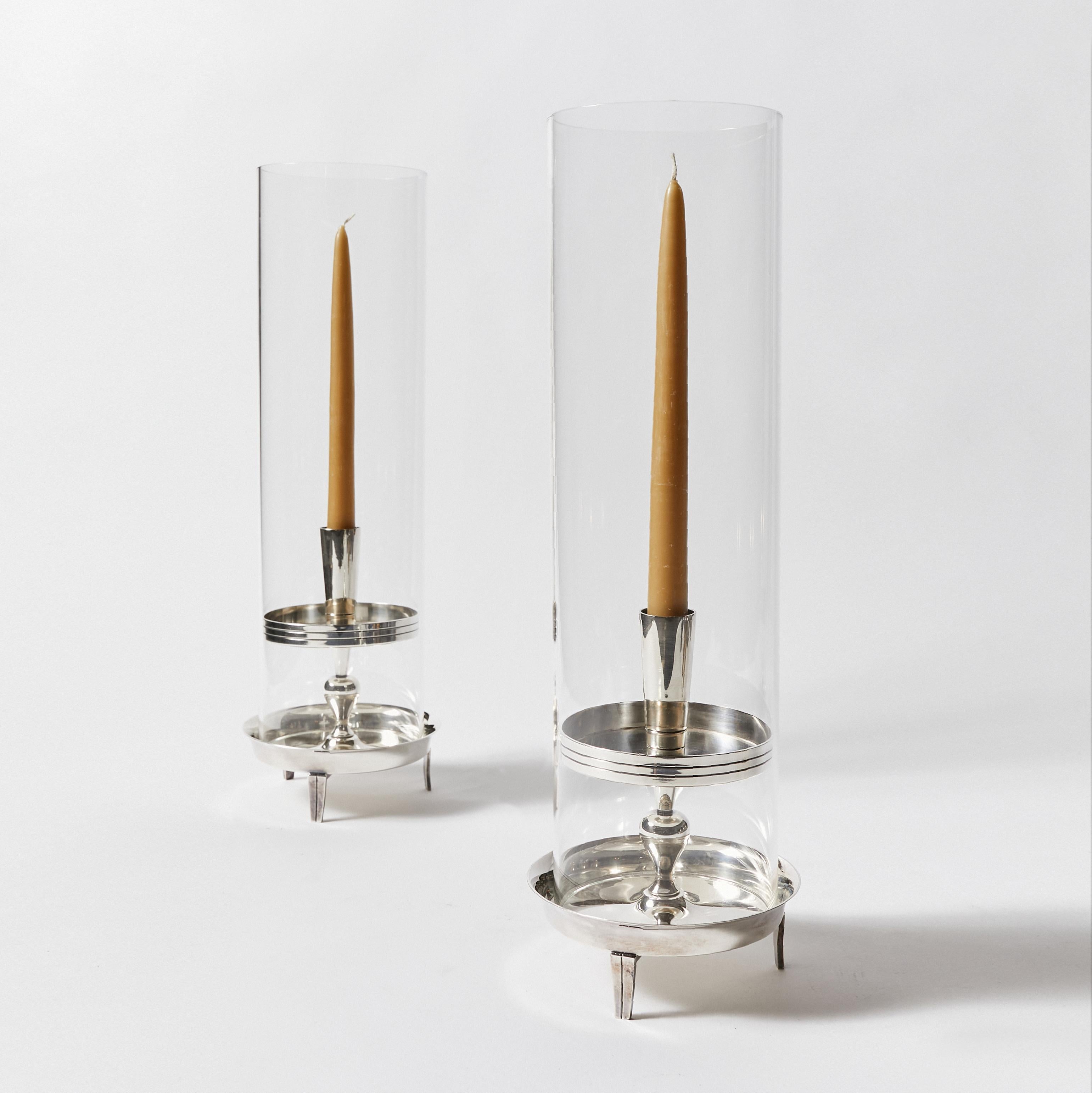 Ensemble de trois chandeliers stylisés en forme de gradins en métal argenté. Conçu par Tommi Parzinger pour Heirloom.