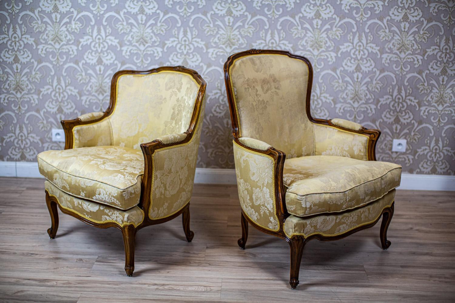 Pair of Stylized Walnut Armchairs From the 1930s in Floral Upholstery

We present you this pair of Louis armchairs made of walnut wood.
The seats are incredibly soft. The backrests and the armrests are upholstered.
Furthermore, the frame is covered