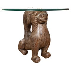 Paire de tables d'appoint en bois sculpté avec chiens stylisés