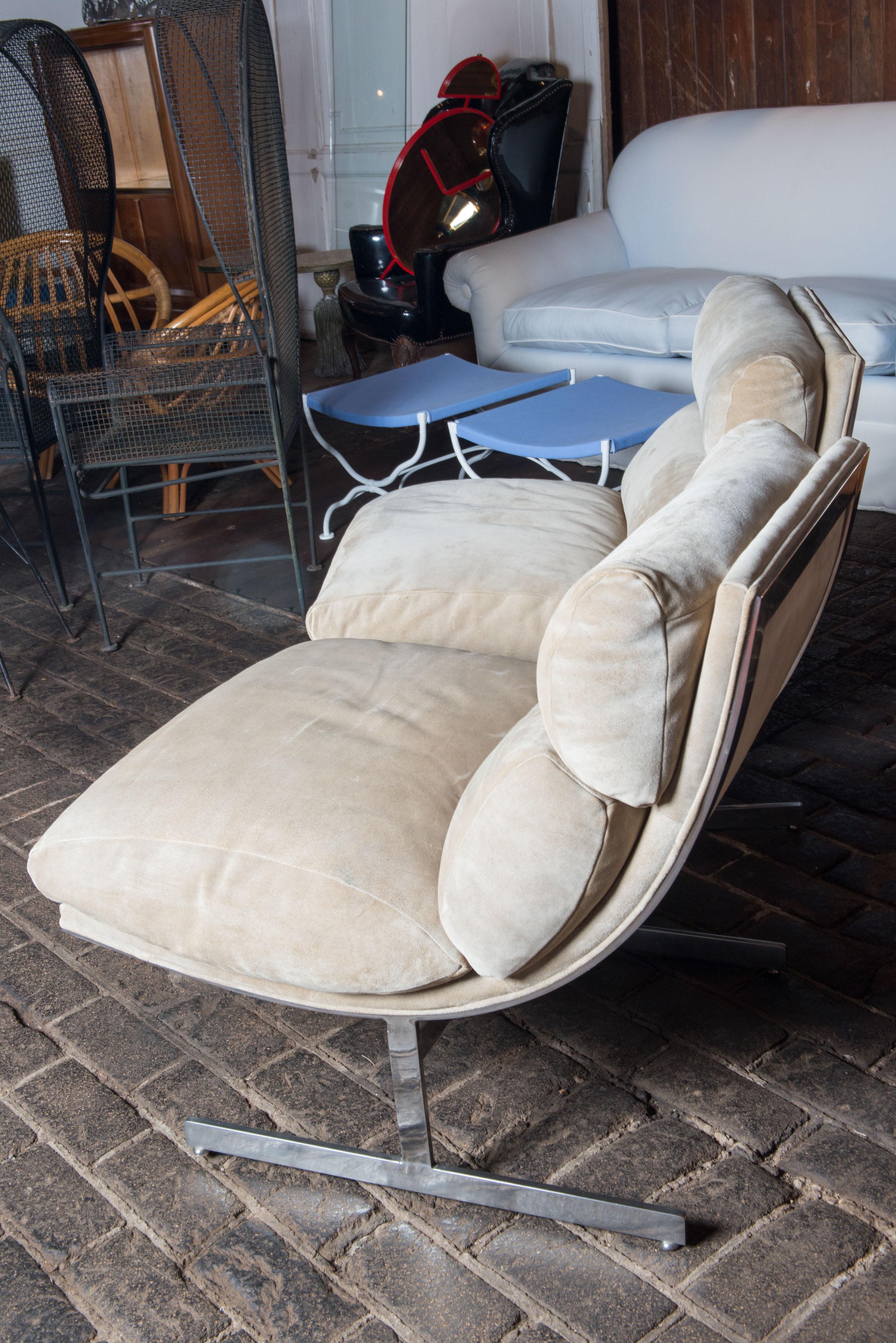 Late 20th Century Pair of Suede Lounge Chairs by Kipp Stewart Chairs for Directional For Sale