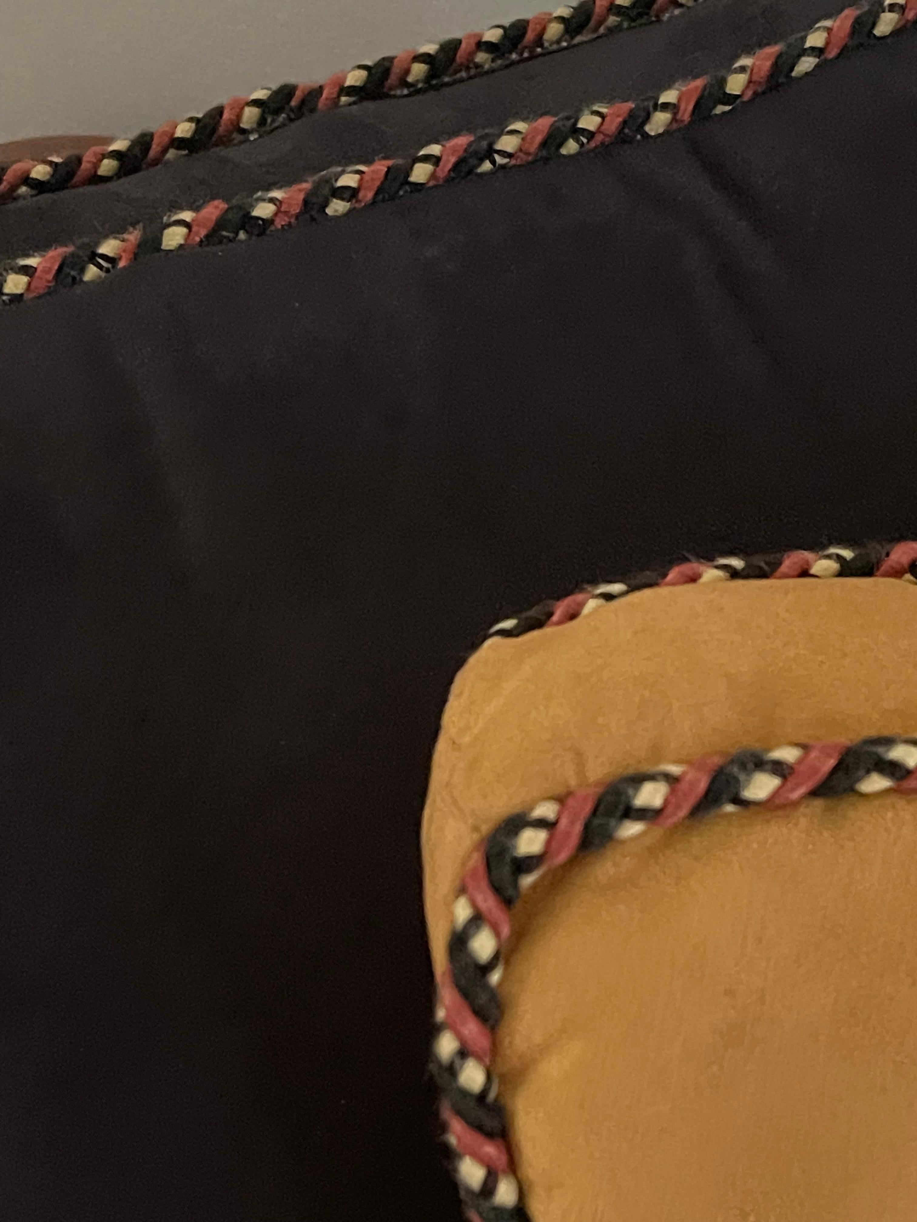 Paire de coussins de canapé en daim avec corde Bon état - En vente à Boca Raton, FL