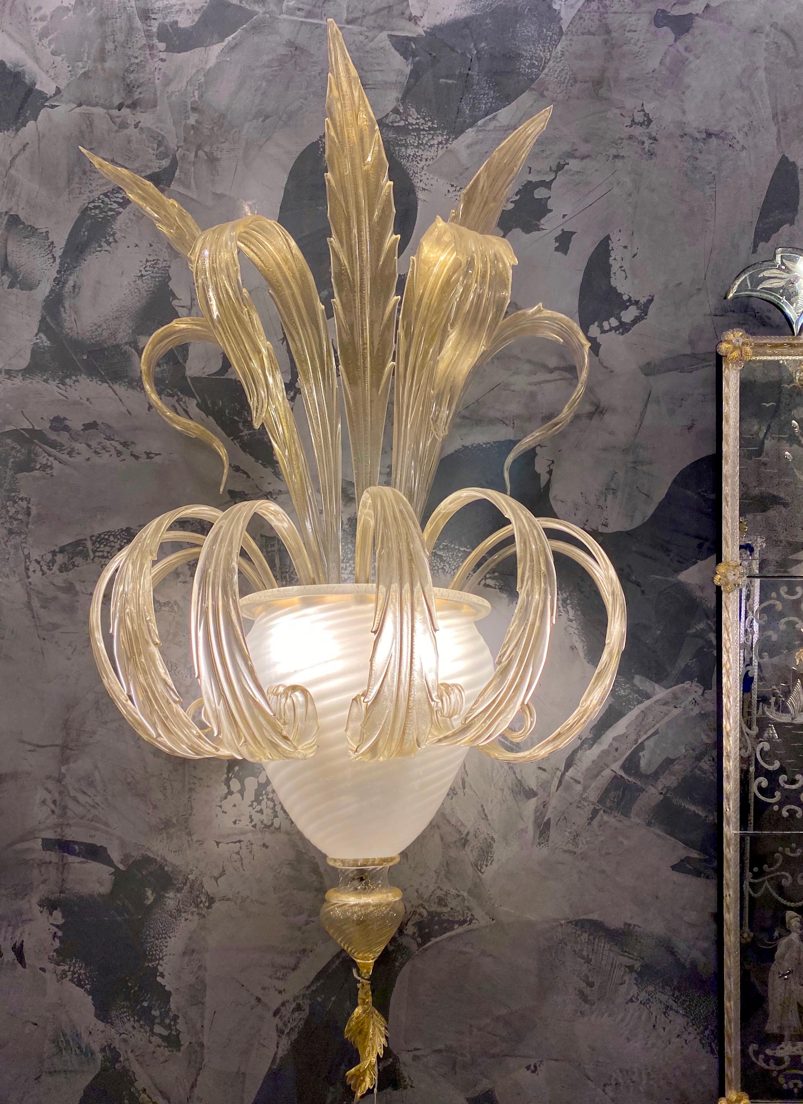Pair of Sumptuous Gold Murano Glass Leave Wall Sconces In New Condition For Sale In Rome, IT