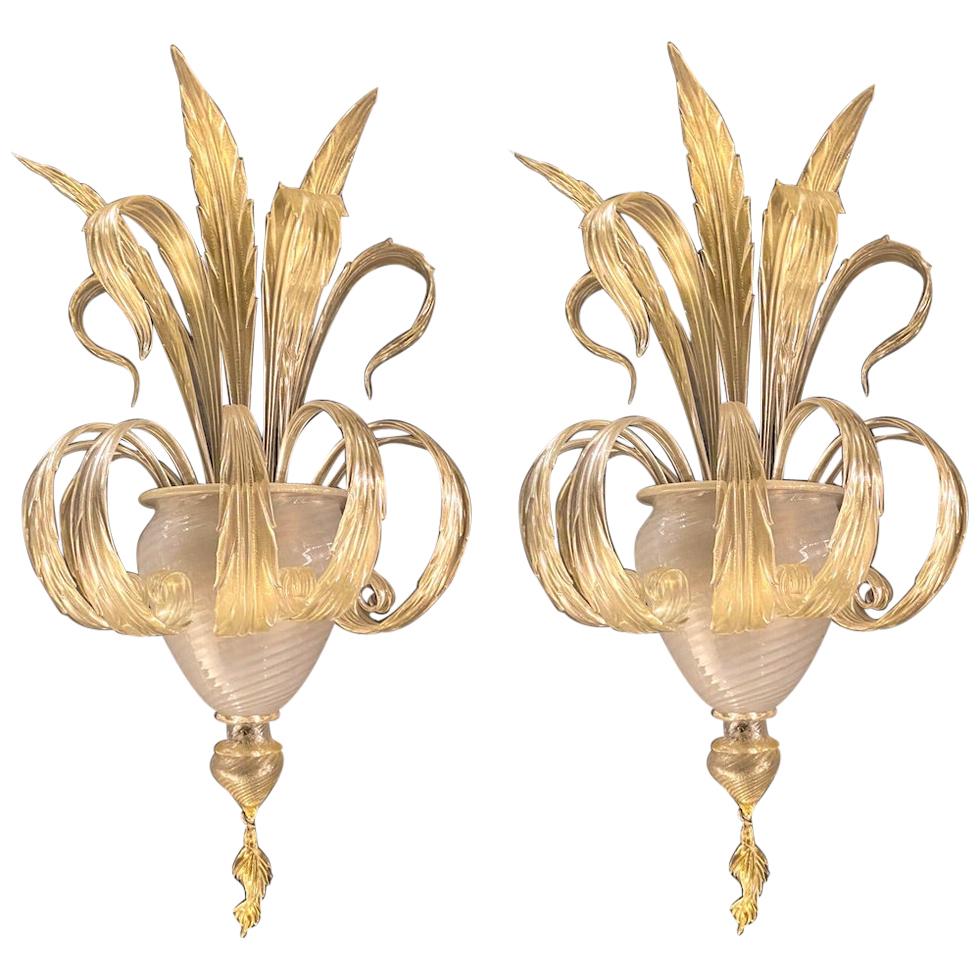 Ein Paar prächtige Wandleuchter aus goldenem Muranoglas mit Blättern
