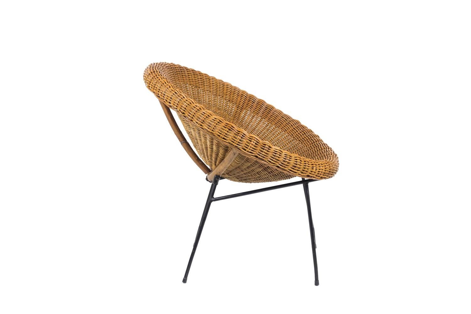Mid-Century Modern Paire de chaises de soleil en osier et métal noir, années 1950 en vente