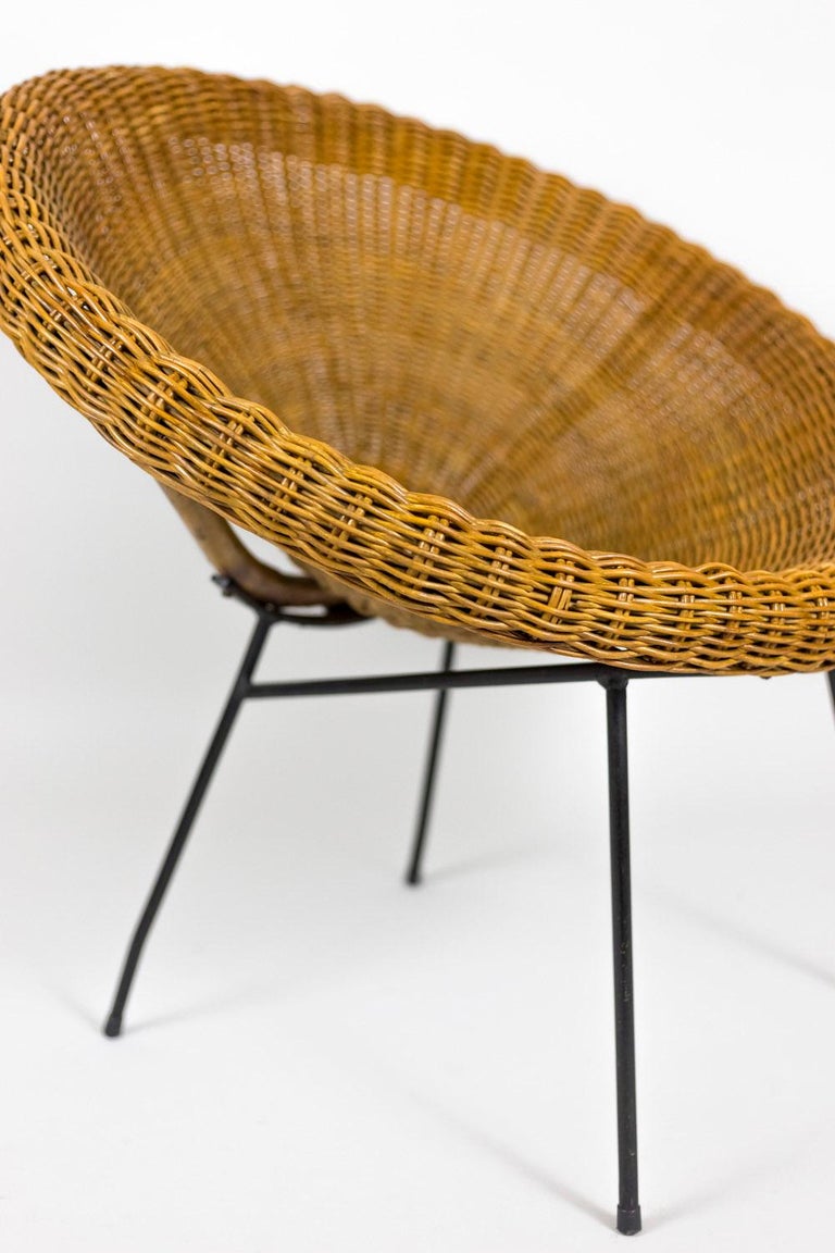 Pair of Sun Chairs in Wicker and Black Metal, 1950s For Sale 1