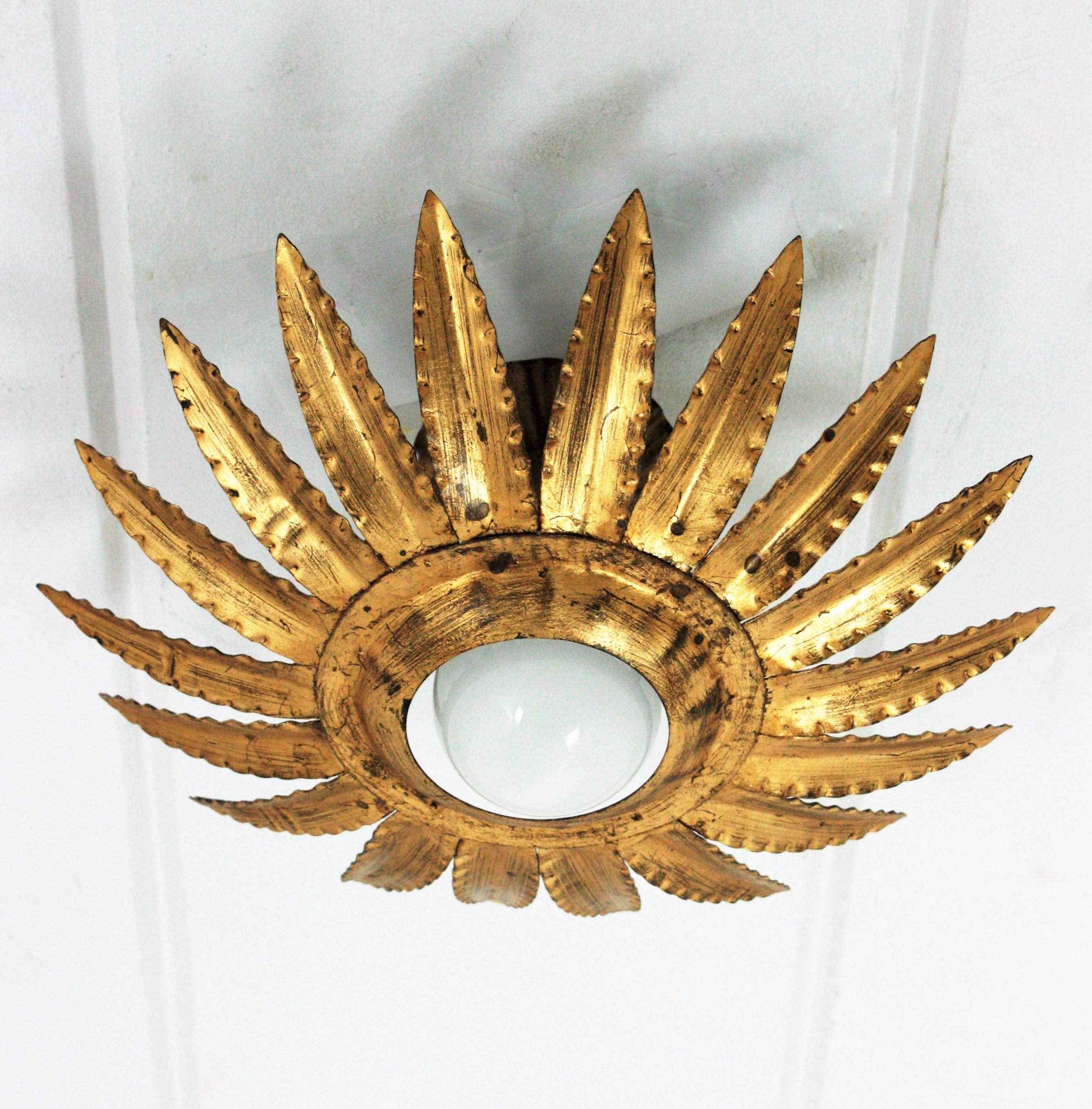 Paar Sonnenschliff-Blumenleuchten oder Hängelampen aus vergoldetem Metall im Angebot 5