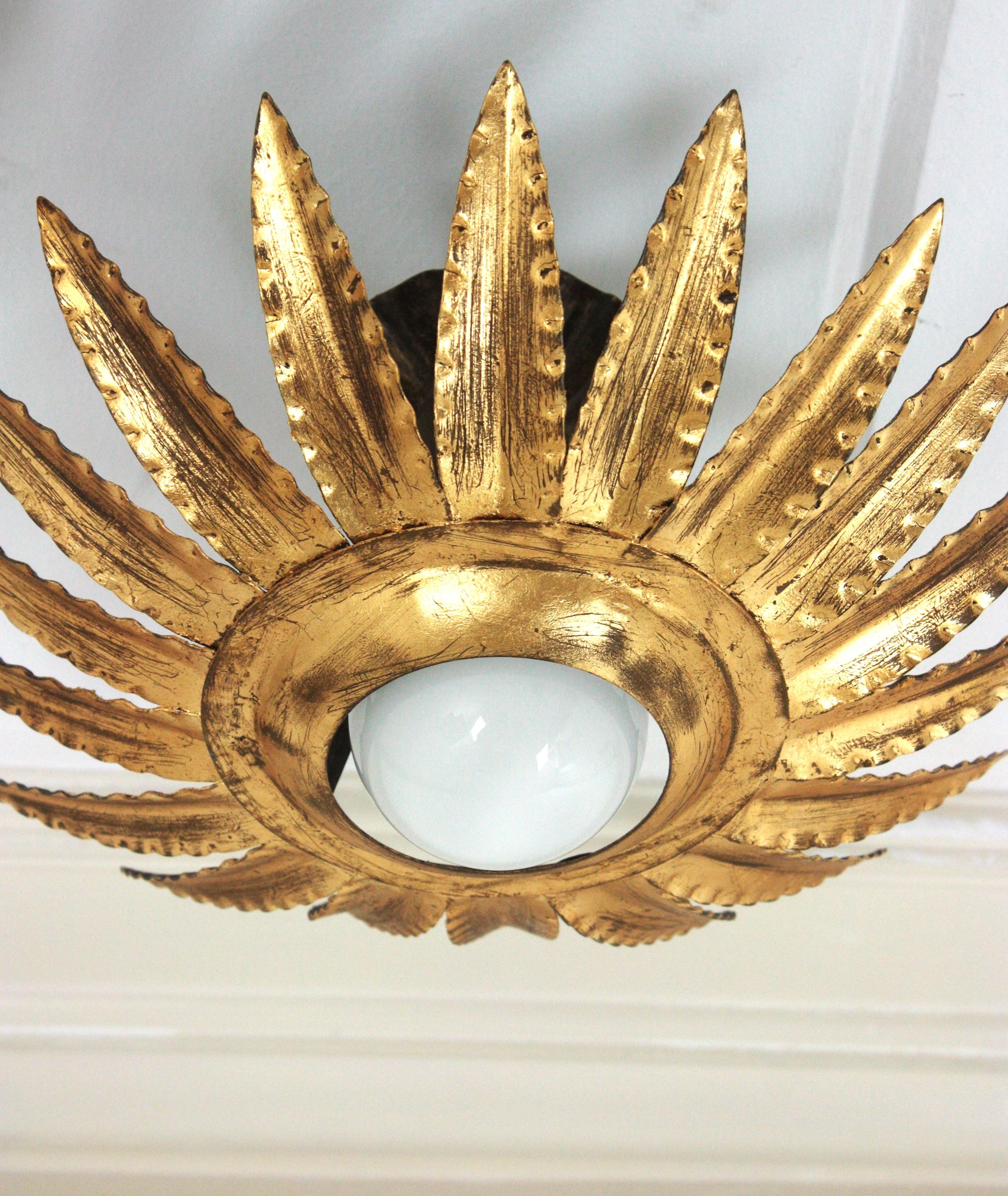 Paire de luminaires ou pendentifs à fleurs Sunburst en métal doré en vente 3
