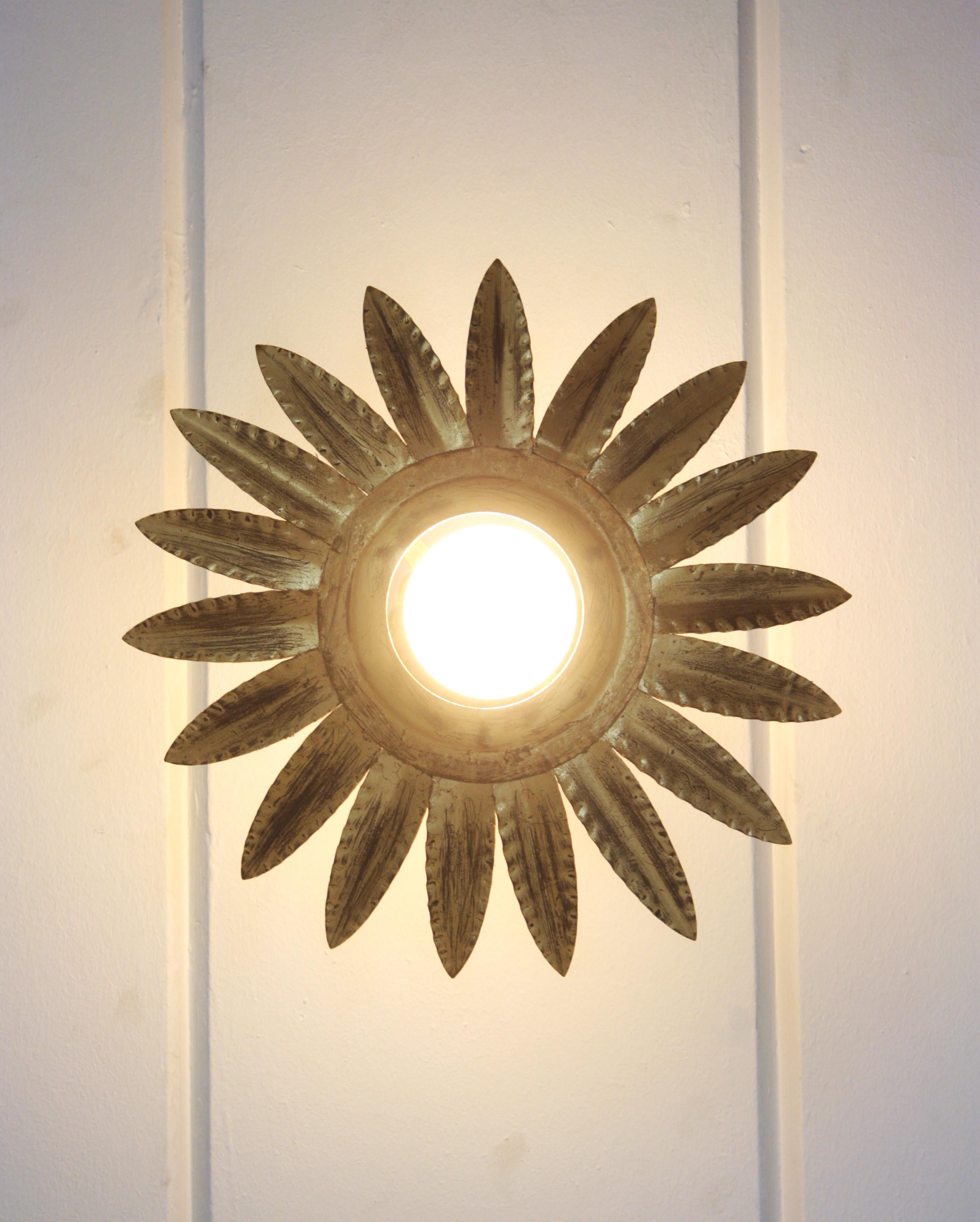 Paire de luminaires ou pendentifs à fleurs Sunburst en métal doré en vente 9