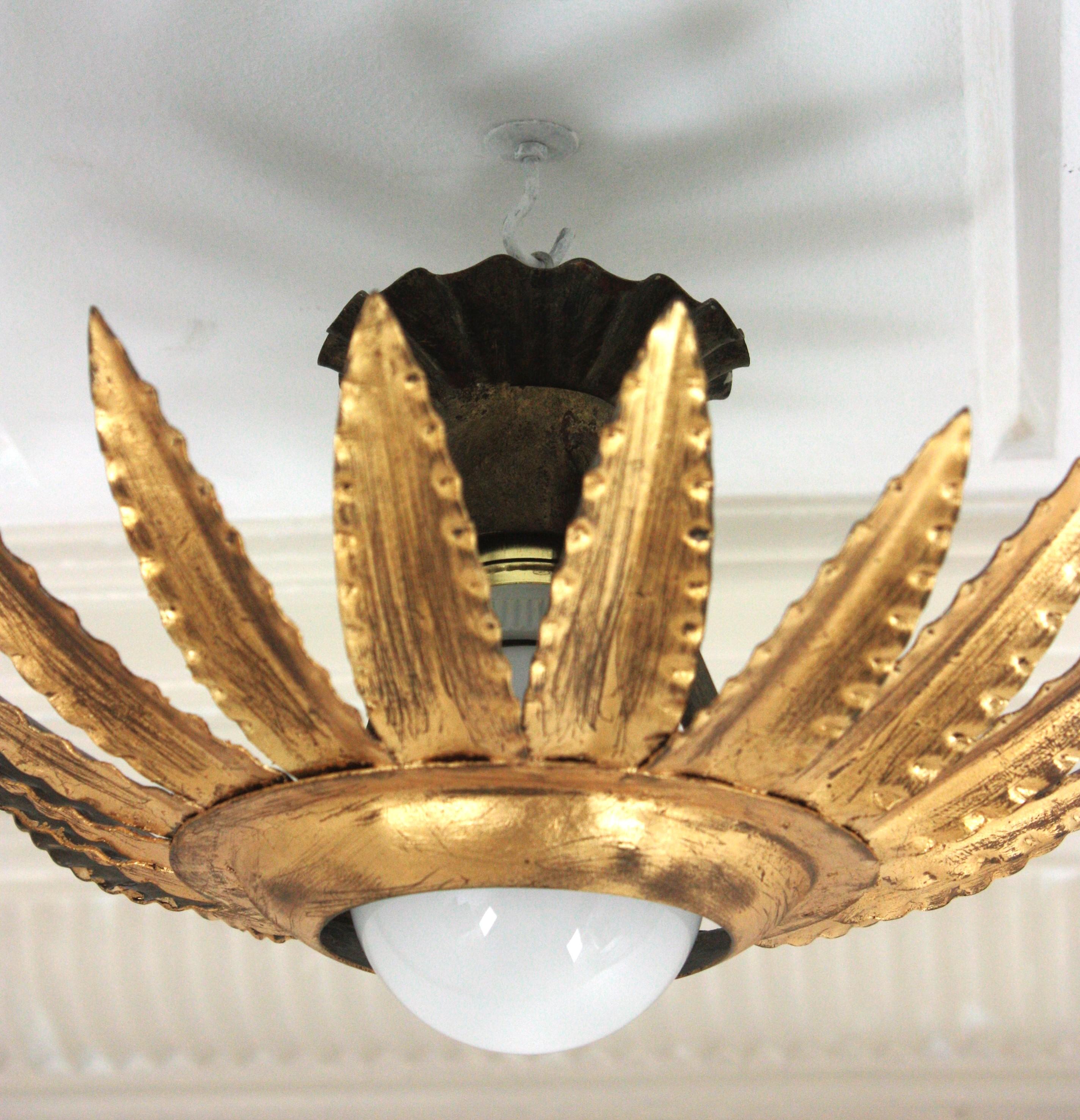 Paire de luminaires ou pendentifs à fleurs Sunburst en métal doré en vente 10