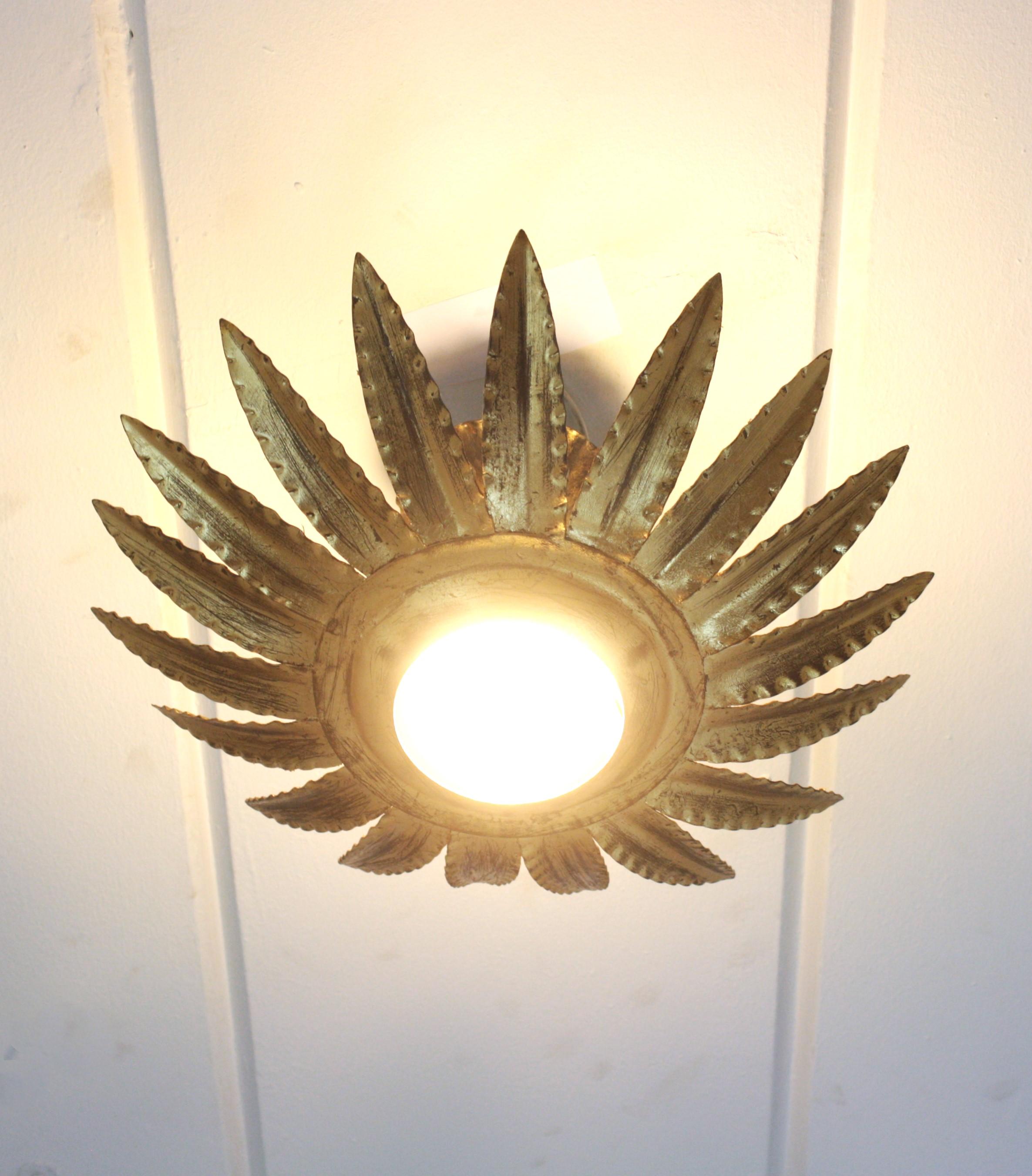 Paire de luminaires ou pendentifs à fleurs Sunburst en métal doré en vente 12