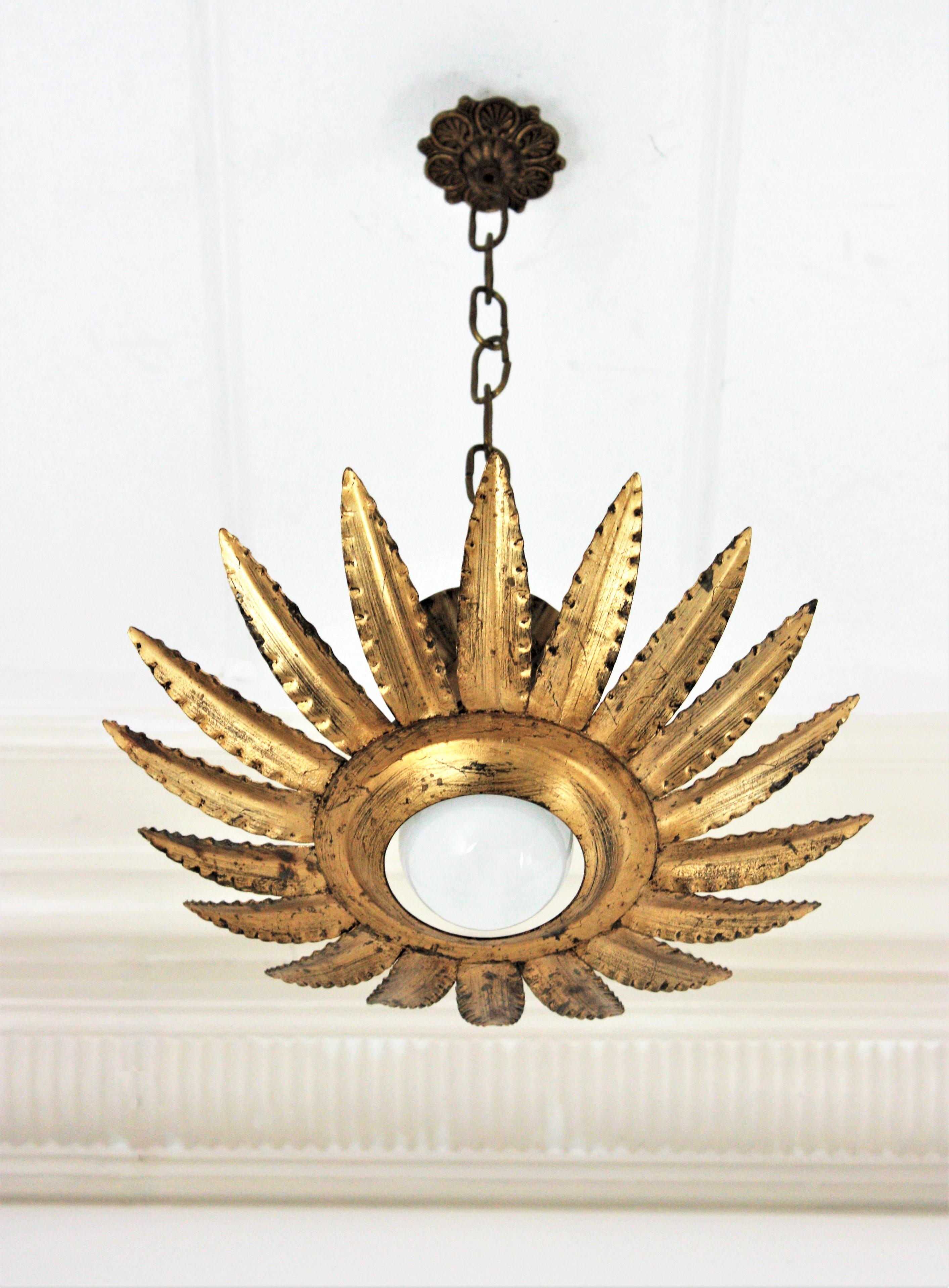 Mid-Century Modern Paire de luminaires ou pendentifs à fleurs Sunburst en métal doré en vente