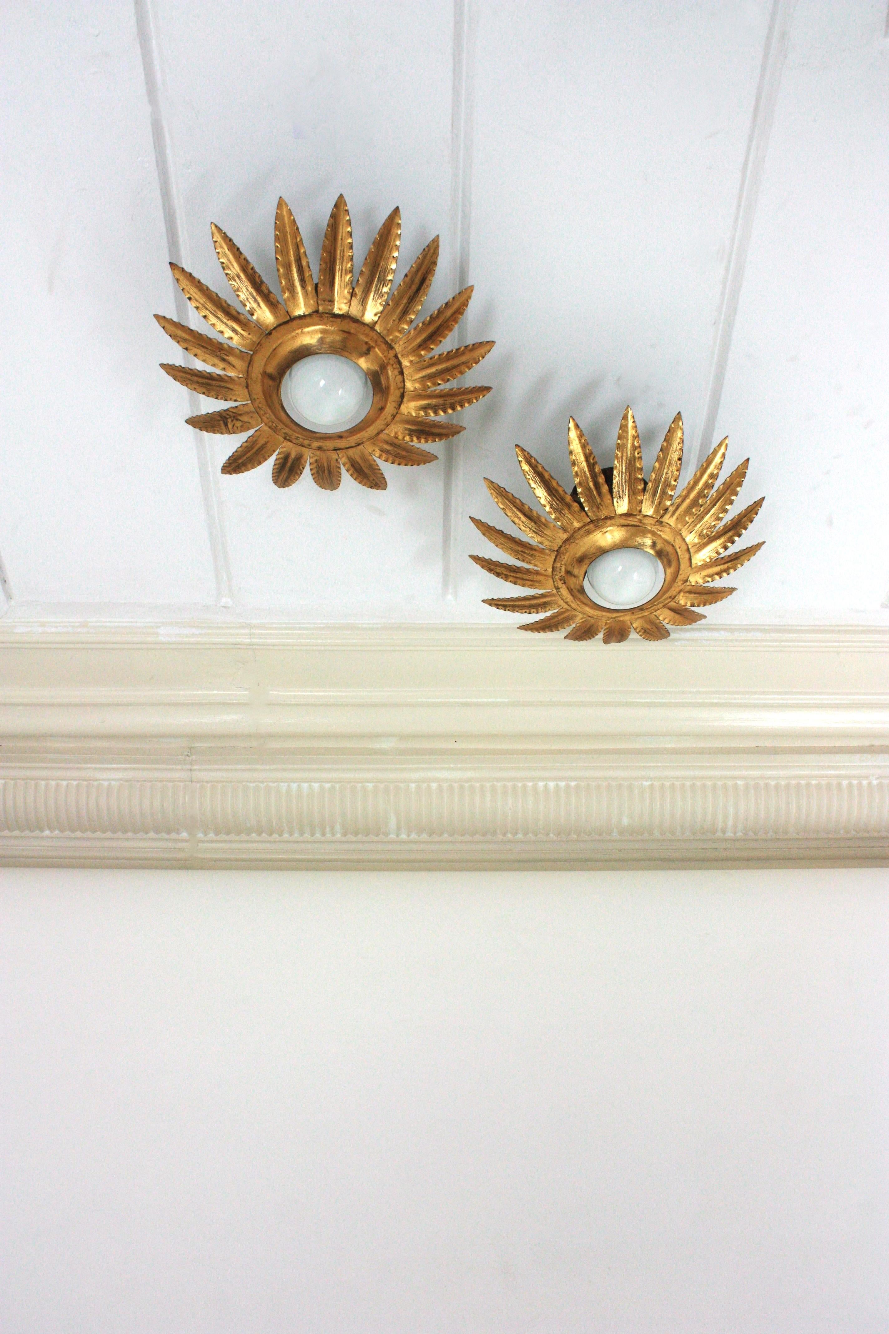 Espagnol Paire de luminaires ou pendentifs à fleurs Sunburst en métal doré en vente