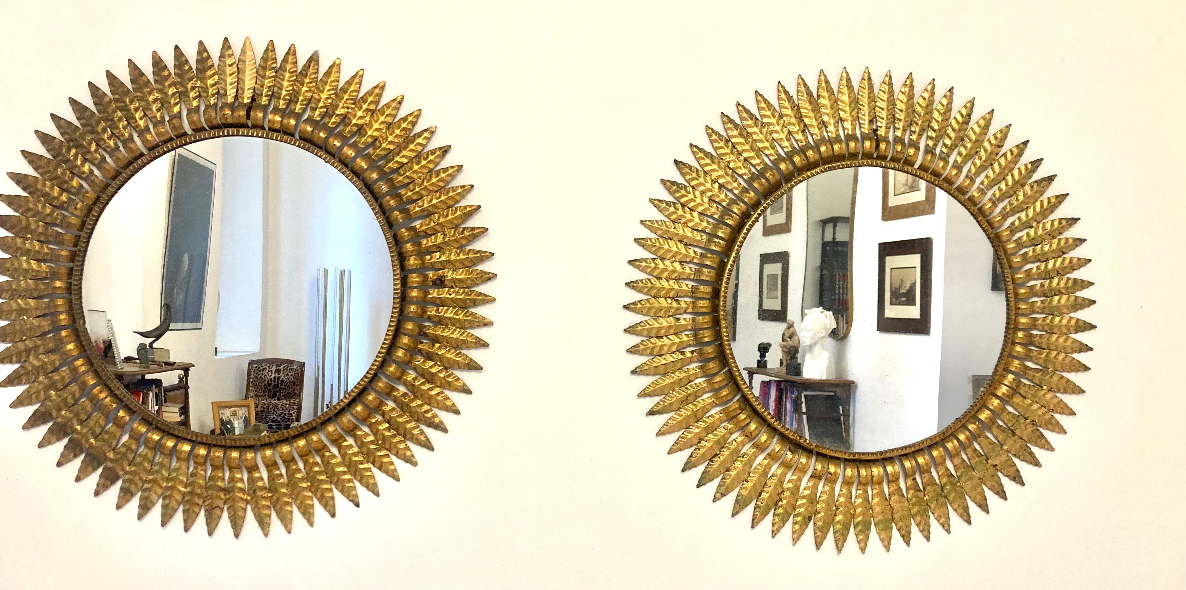 DOS  Espejos de metal dorado Sunburst en venta 3