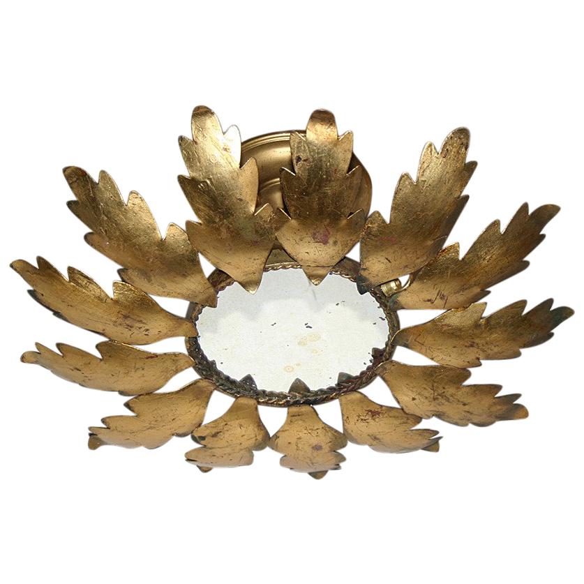 Une paire de luminaires français en métal doré datant des années 1940 avec miroir. Vendu à l'unité.

Mesures :
Diamètre : 17