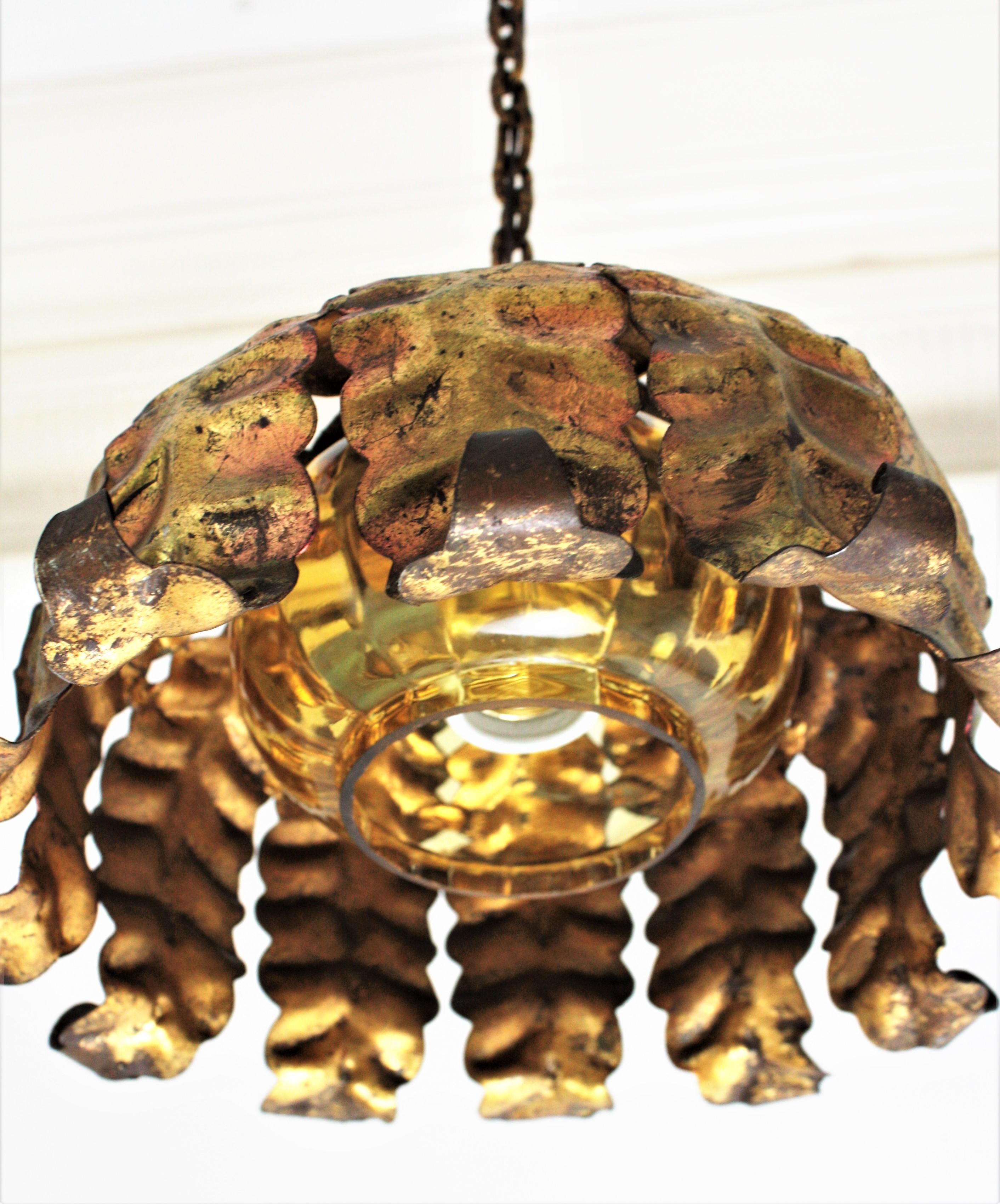 Pair of Spanish Sunburst Pendant Lights in Gilt Iron and Amber Glass In Good Condition For Sale In Barcelona, ES