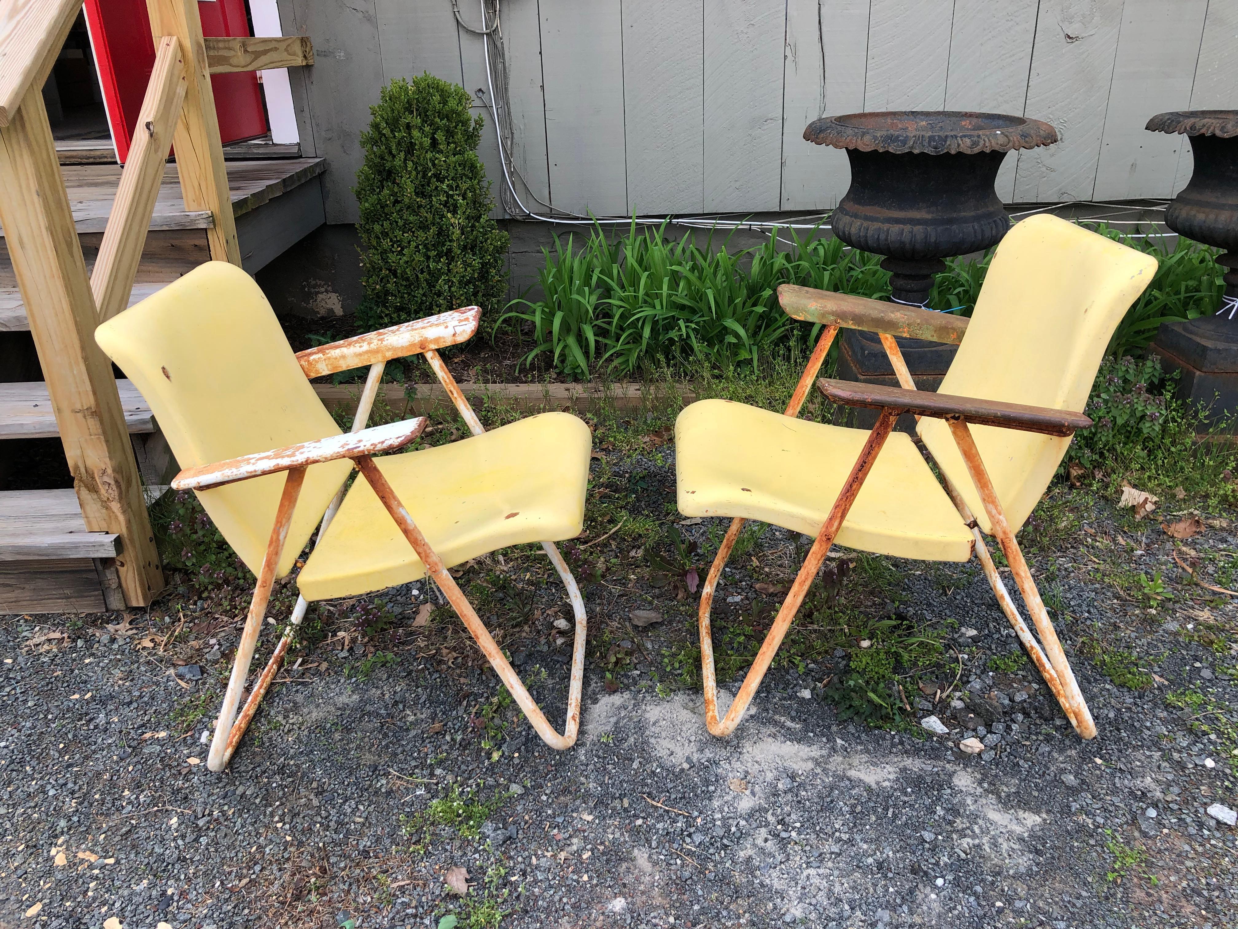 Super cool chaises de collection en métal de style industriel par Samson (étiquettes sur le dos) dans un jaune clair attrayant avec des accoudoirs naturellement en détresse.  Des vestiges de peinture verte et de rouille ajoutent à la fabuleuse