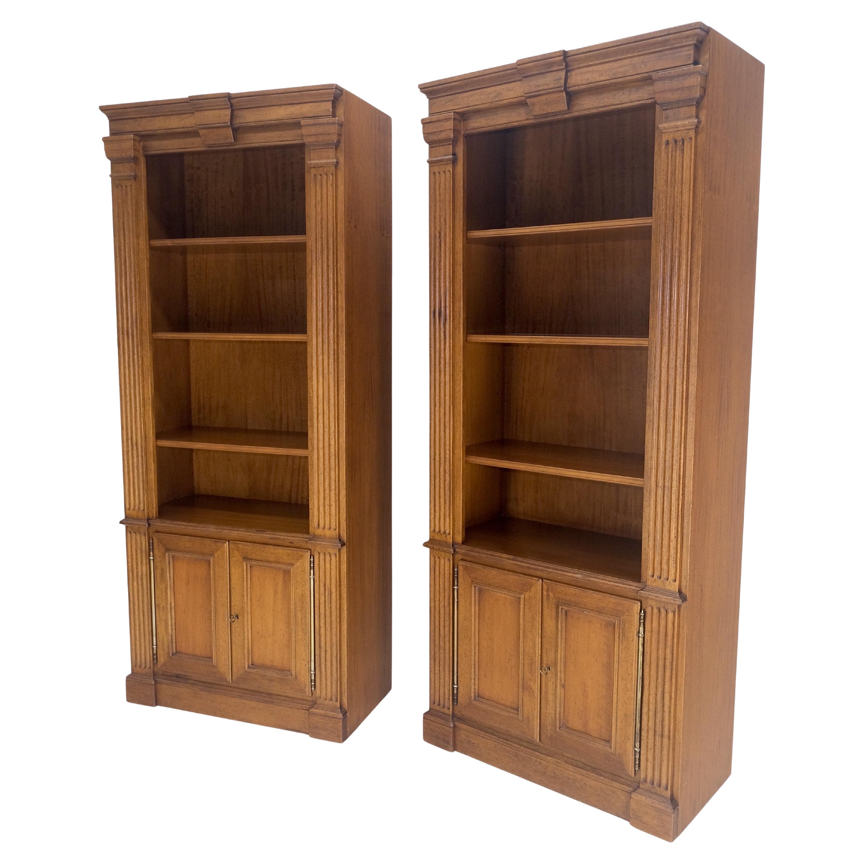 Paire de superbes bokcases en bois de style Feder par Bloomingdale
s Italy MINT en vente