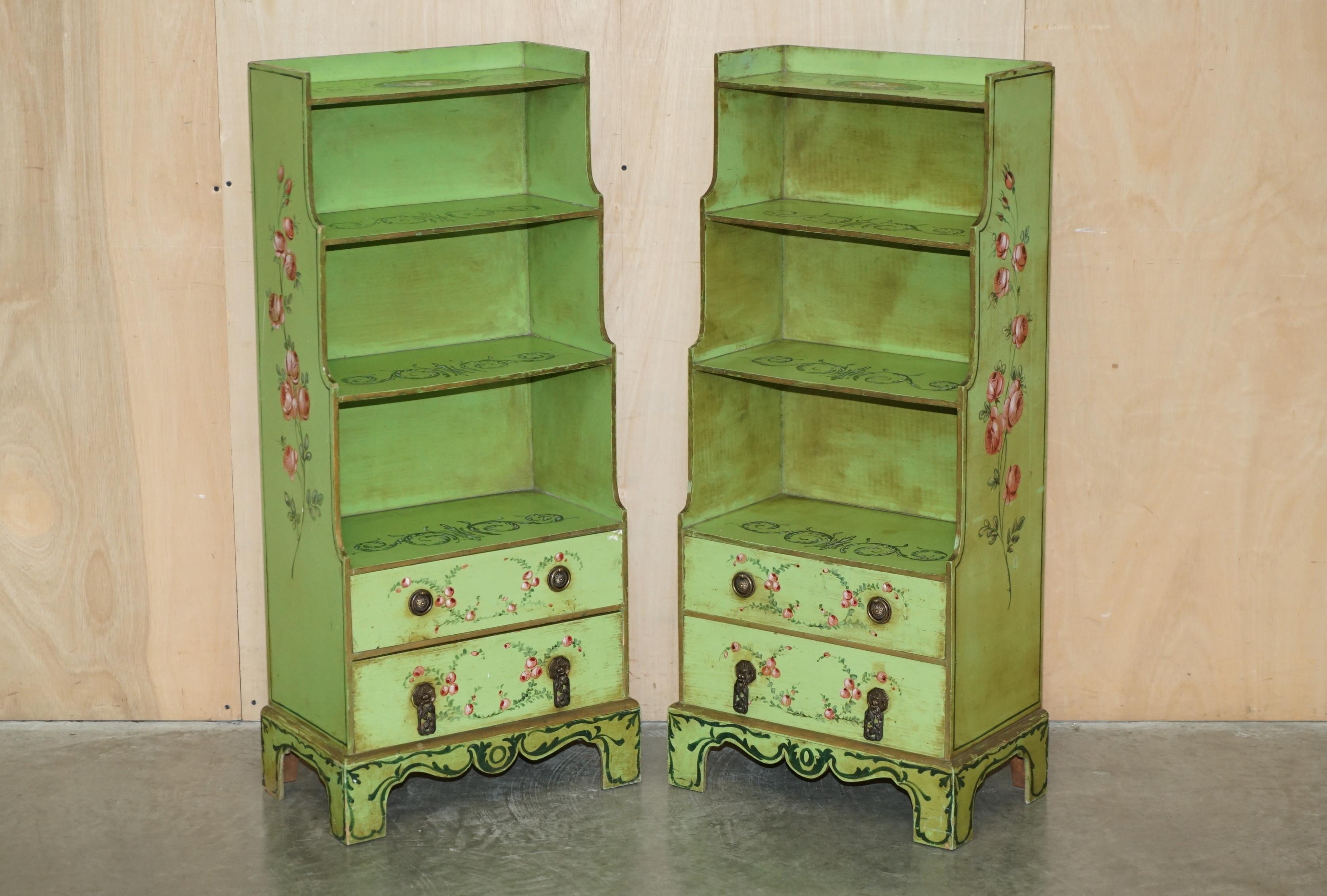 Casa Reale Antiquariato

Royal House Antiques è lieta di offrire in vendita questa coppia assolutamente sublime di librerie a cascata originali della Reggenza del 1810-1820 circa, con cassetti alla base e vernice Sheraton d'epoca.

Le spese di