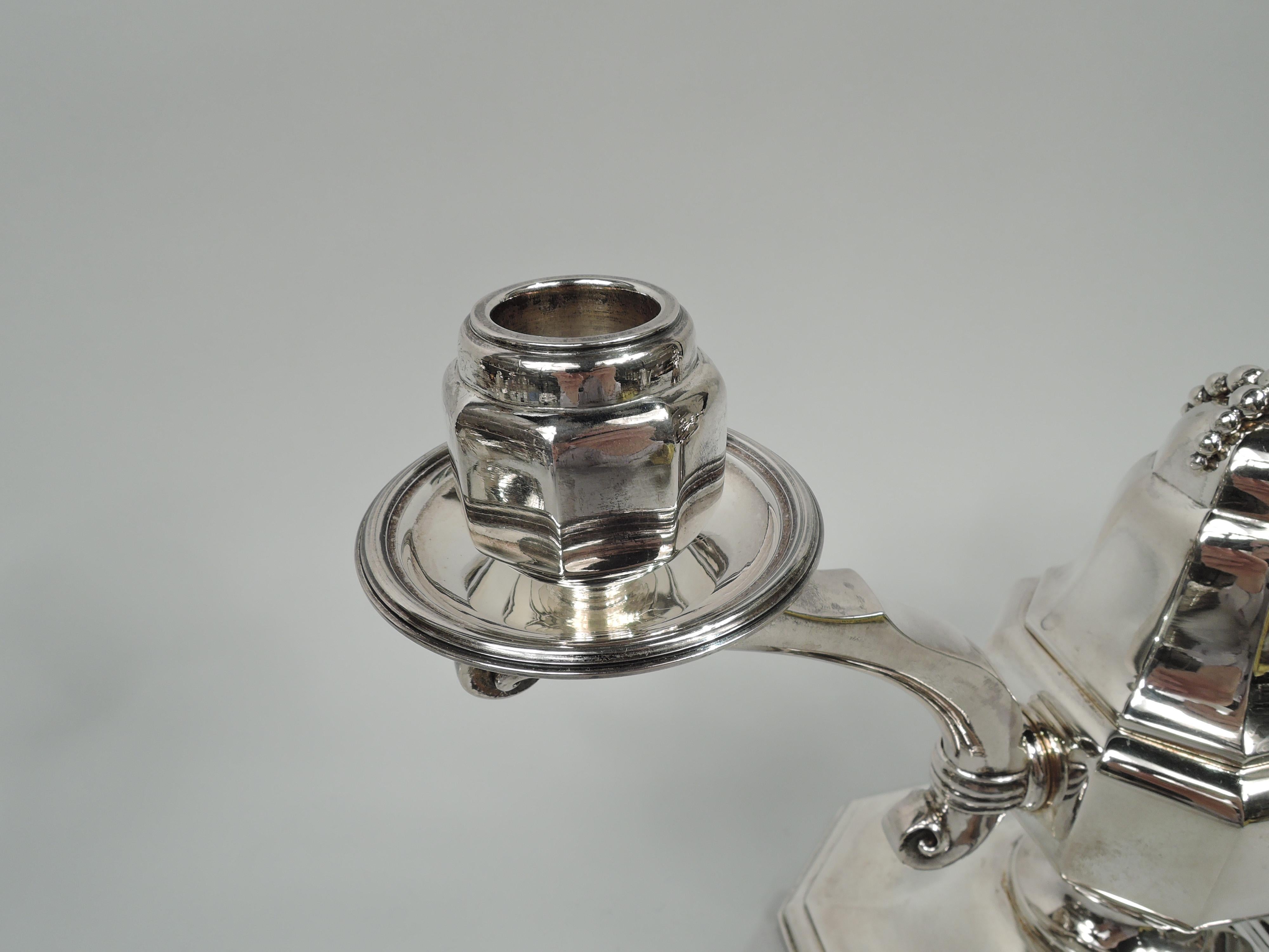 Ein Paar prächtige, stilvolle Art-Déco-Kandelaber aus klassischem Silber mit 2 Lichtern (Art déco) im Angebot