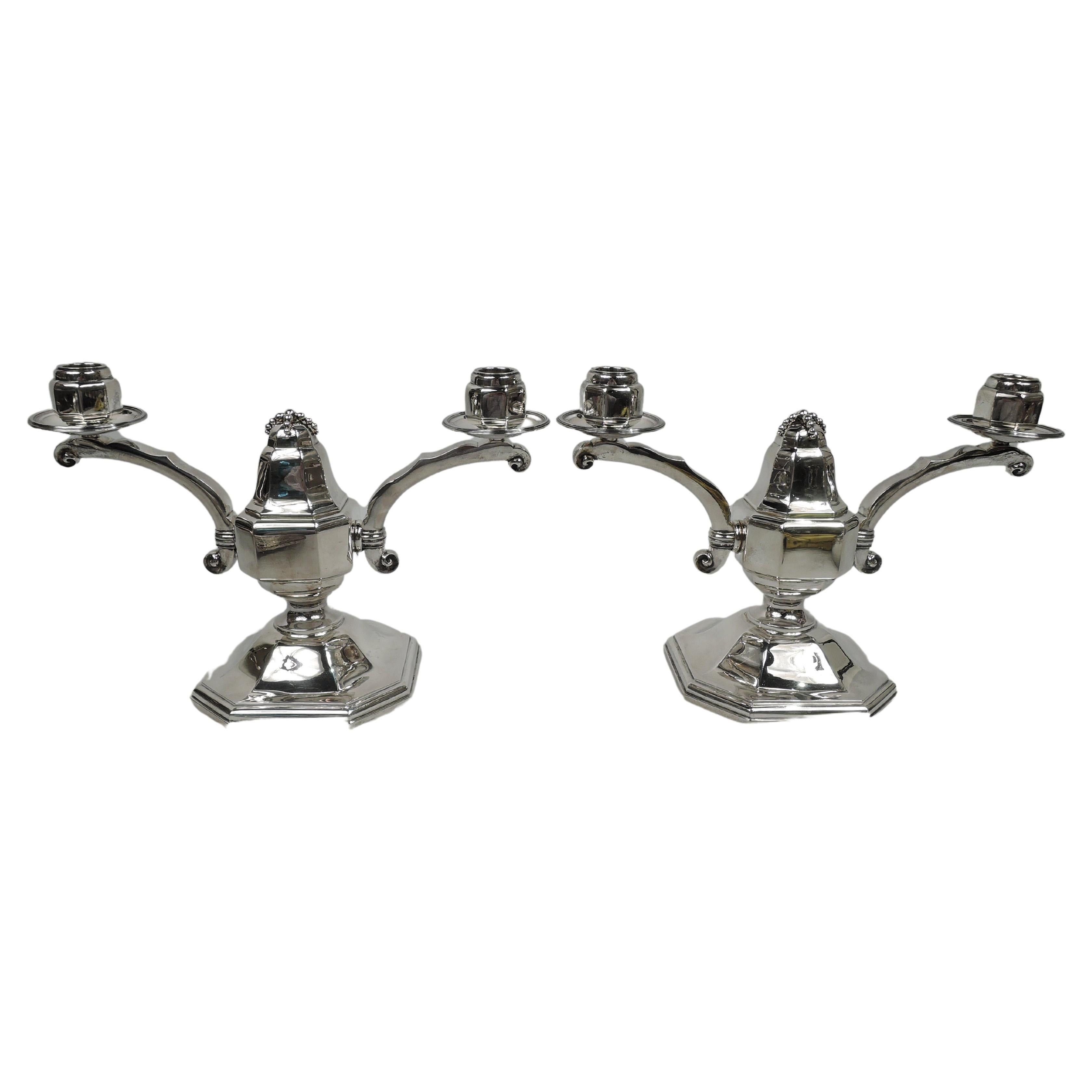 Coppia di candelabri a 2 luci in stile Art Deco classico in argento
