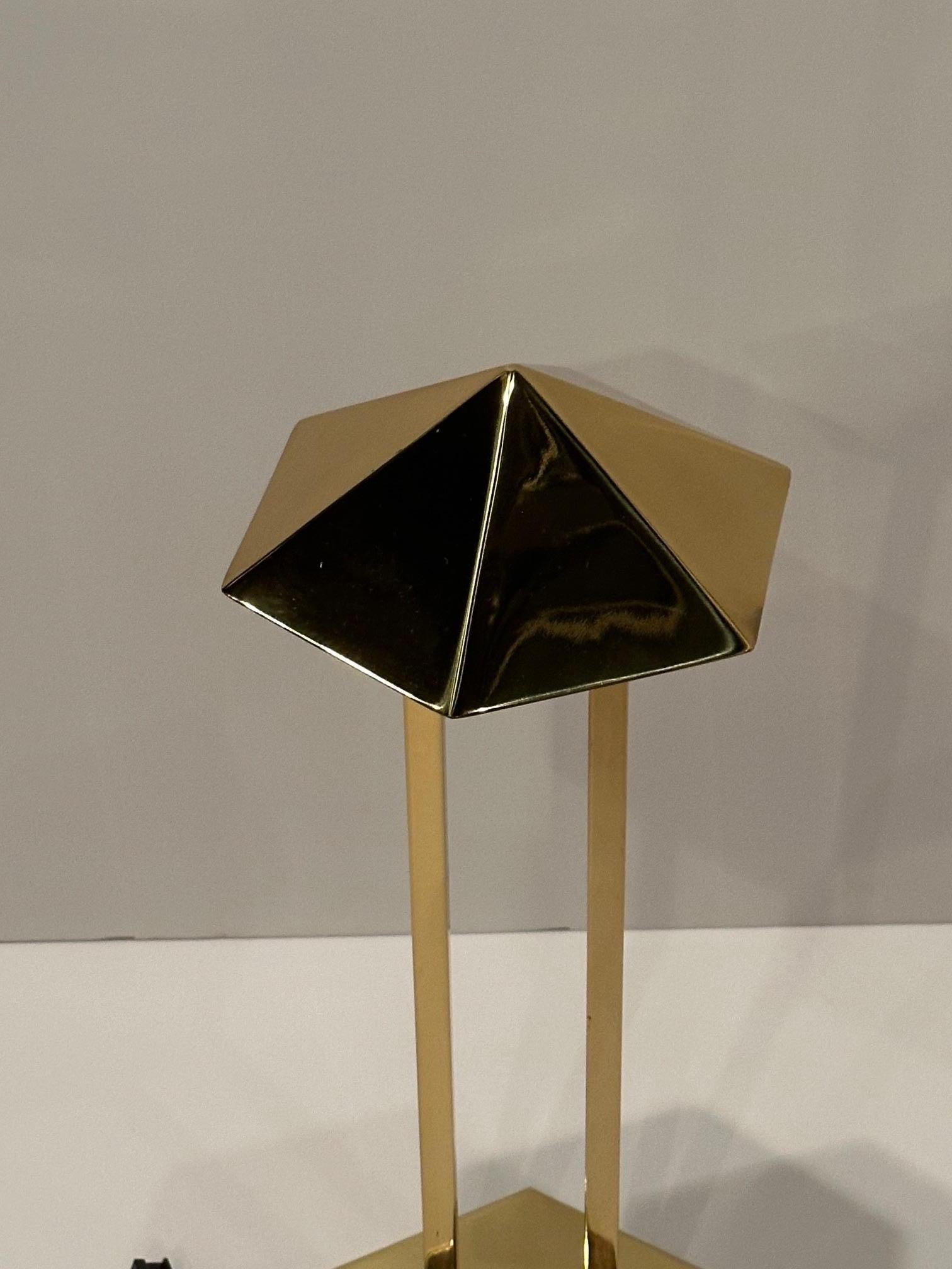 Superbe lampe de bureau moderne en laiton du milieu du siècle signée par Robert Sonneman pour George Kovacs.