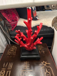 Paire de lampes de table super stylées en faux corail peint en rouge