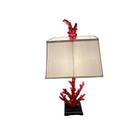 Paire de lampes de table super stylées en faux corail peint en rouge