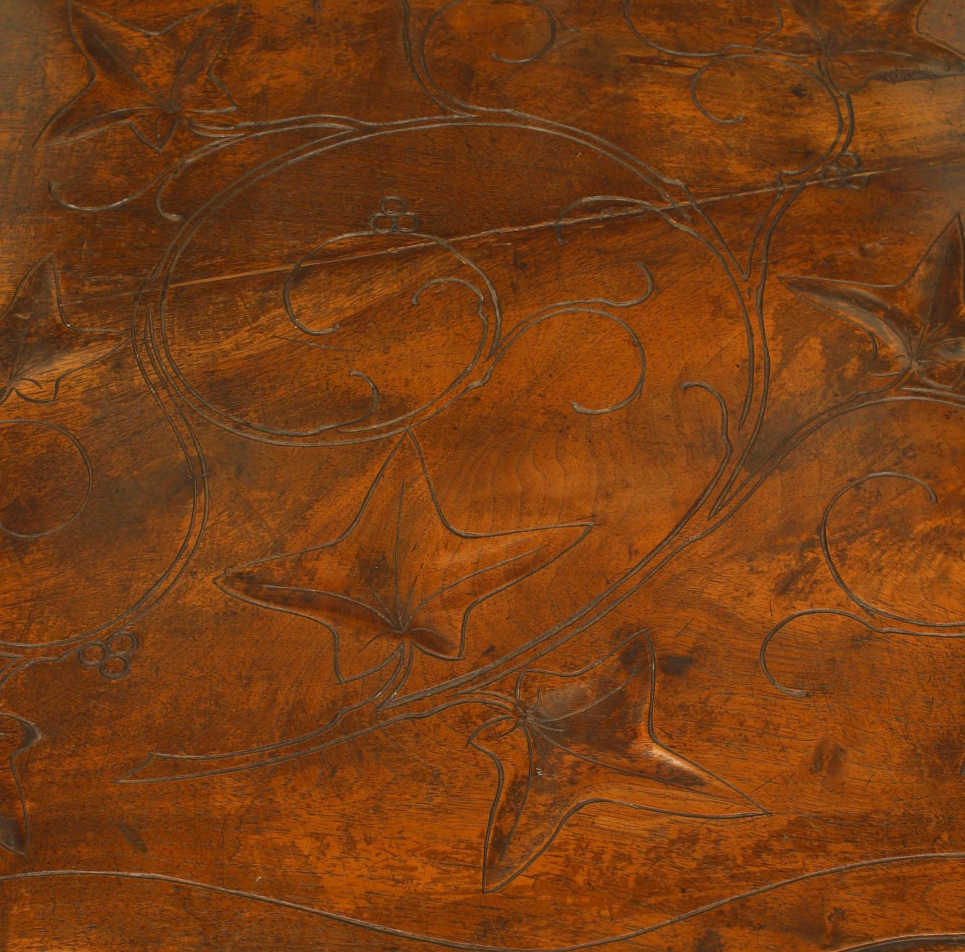 Coppia di poltrone rustiche in legno di noce intagliato Black Forest in vendita 2