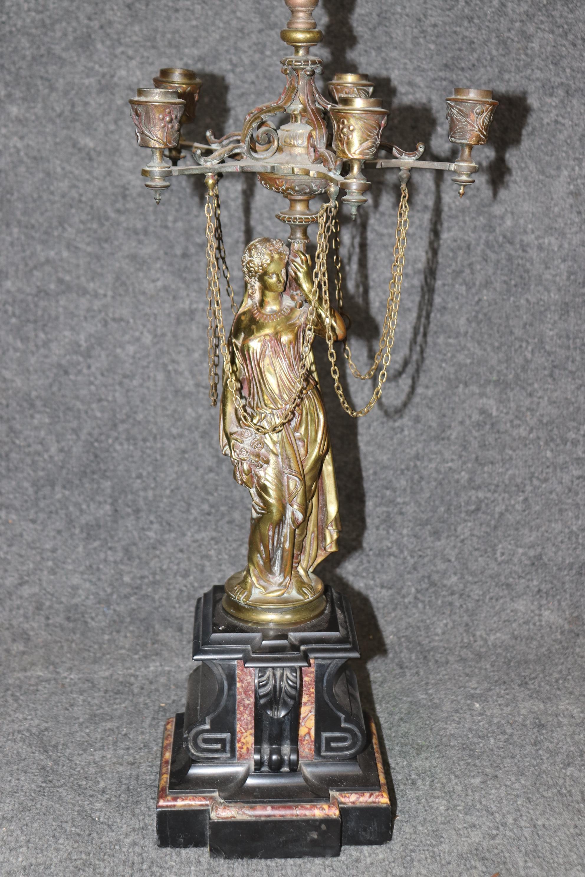 Paire de lampes de table françaises en bronze et marbre en forme de jeune fille en vente 3