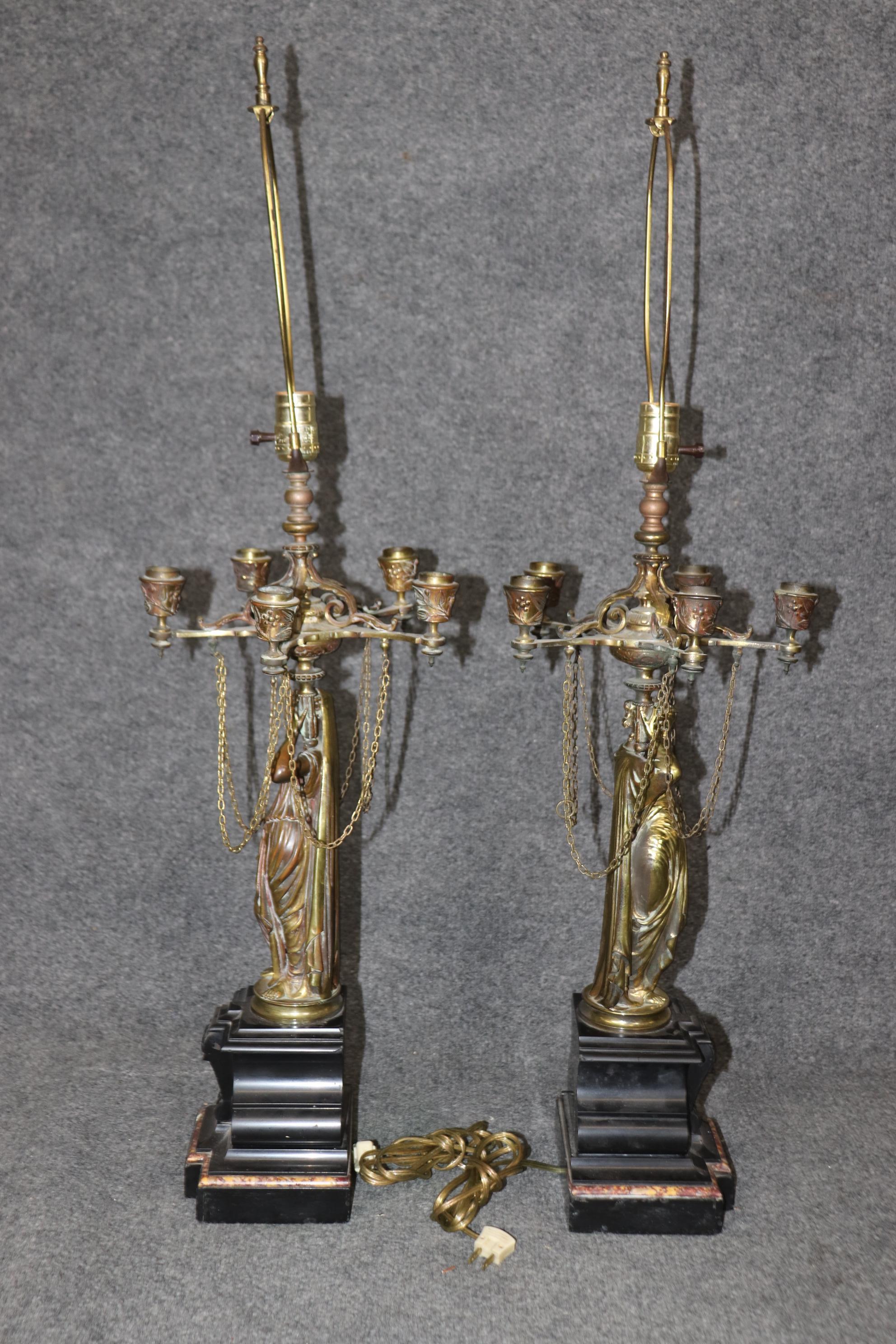 Français Paire de lampes de table françaises en bronze et marbre en forme de jeune fille en vente