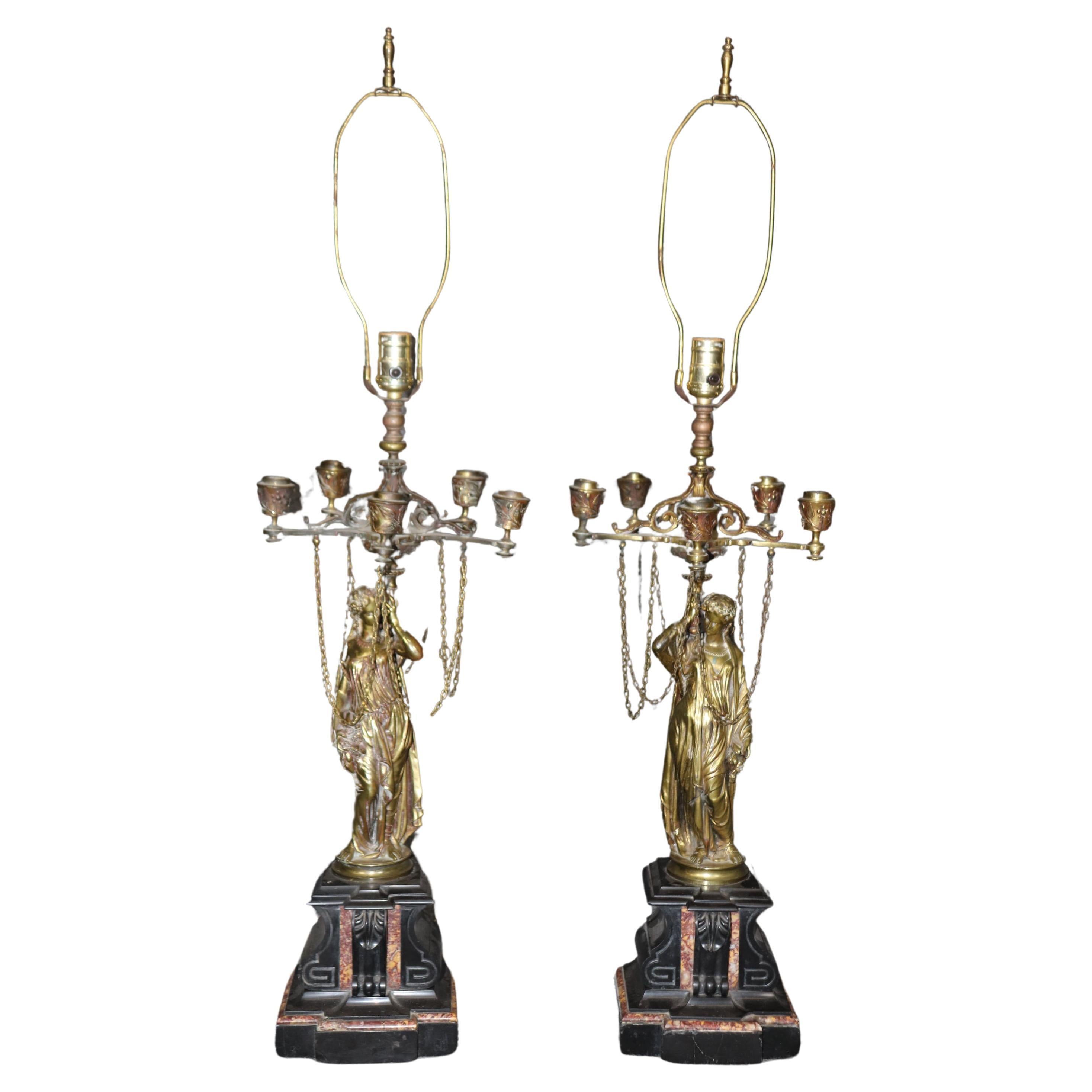 Paire de lampes de table françaises en bronze et marbre en forme de jeune fille en vente