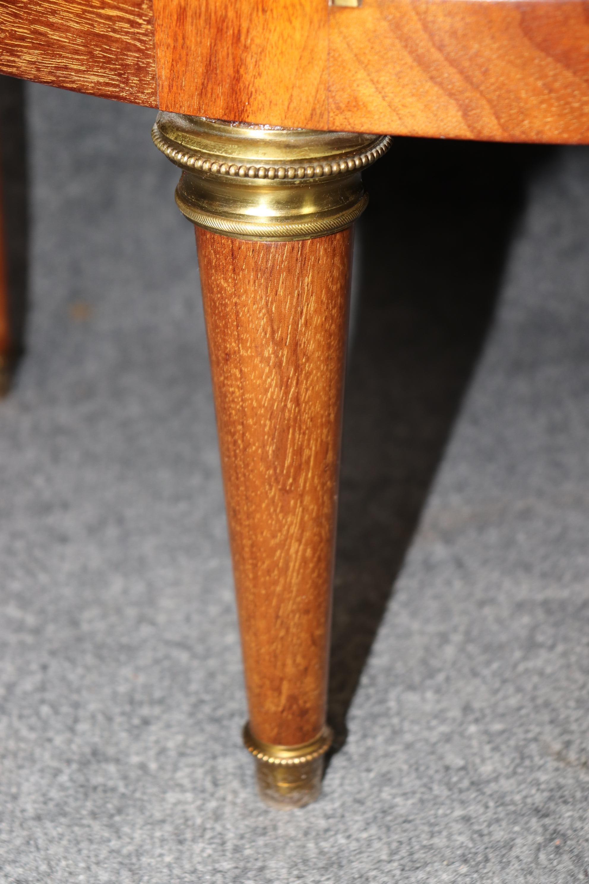 Coppia di commodes francesi Luigi XVI con piano in marmo intarsiato in legno satinato di qualità eccellente in vendita 4