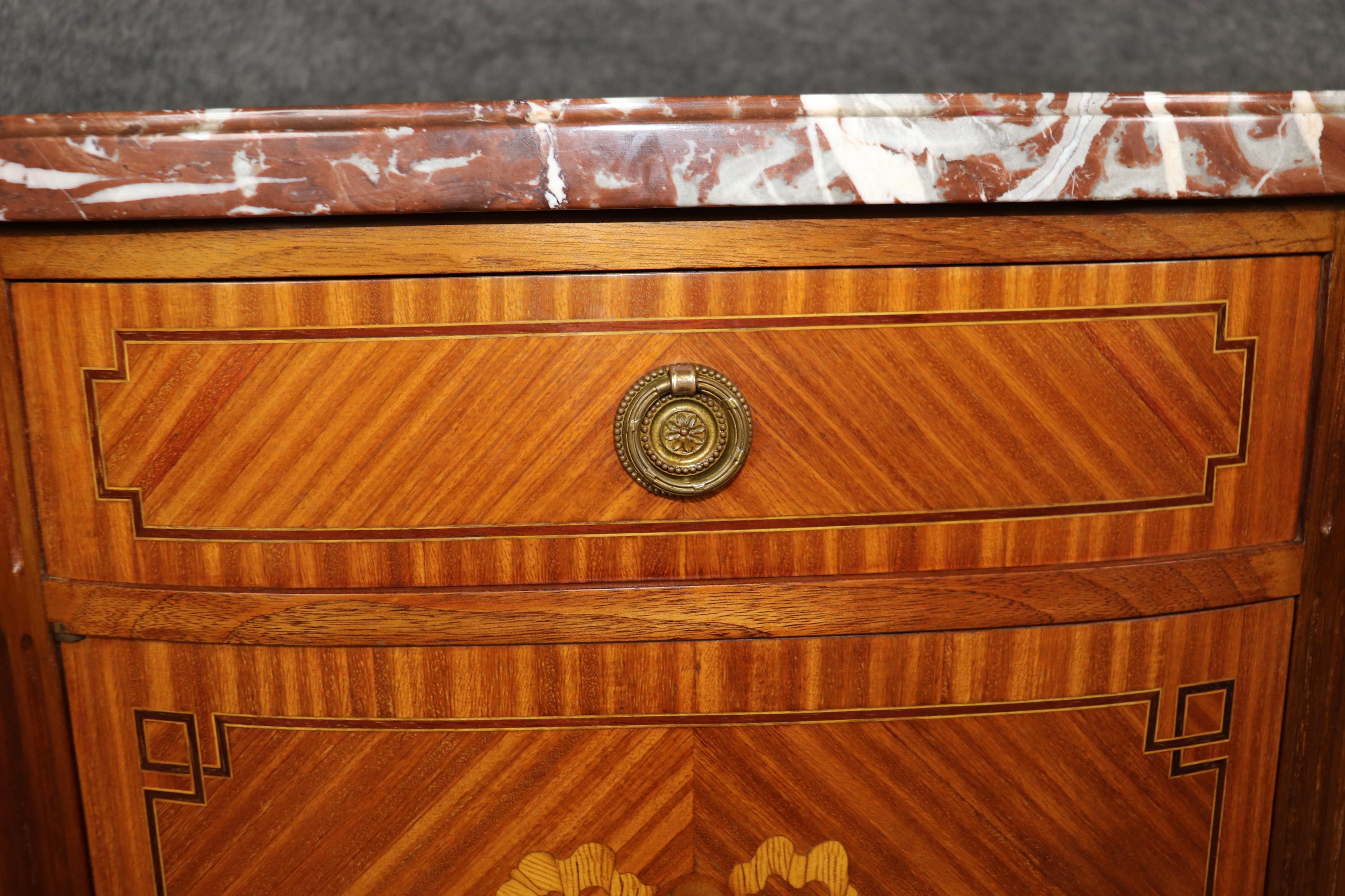 Coppia di commodes francesi Luigi XVI con piano in marmo intarsiato in legno satinato di qualità eccellente in vendita 5