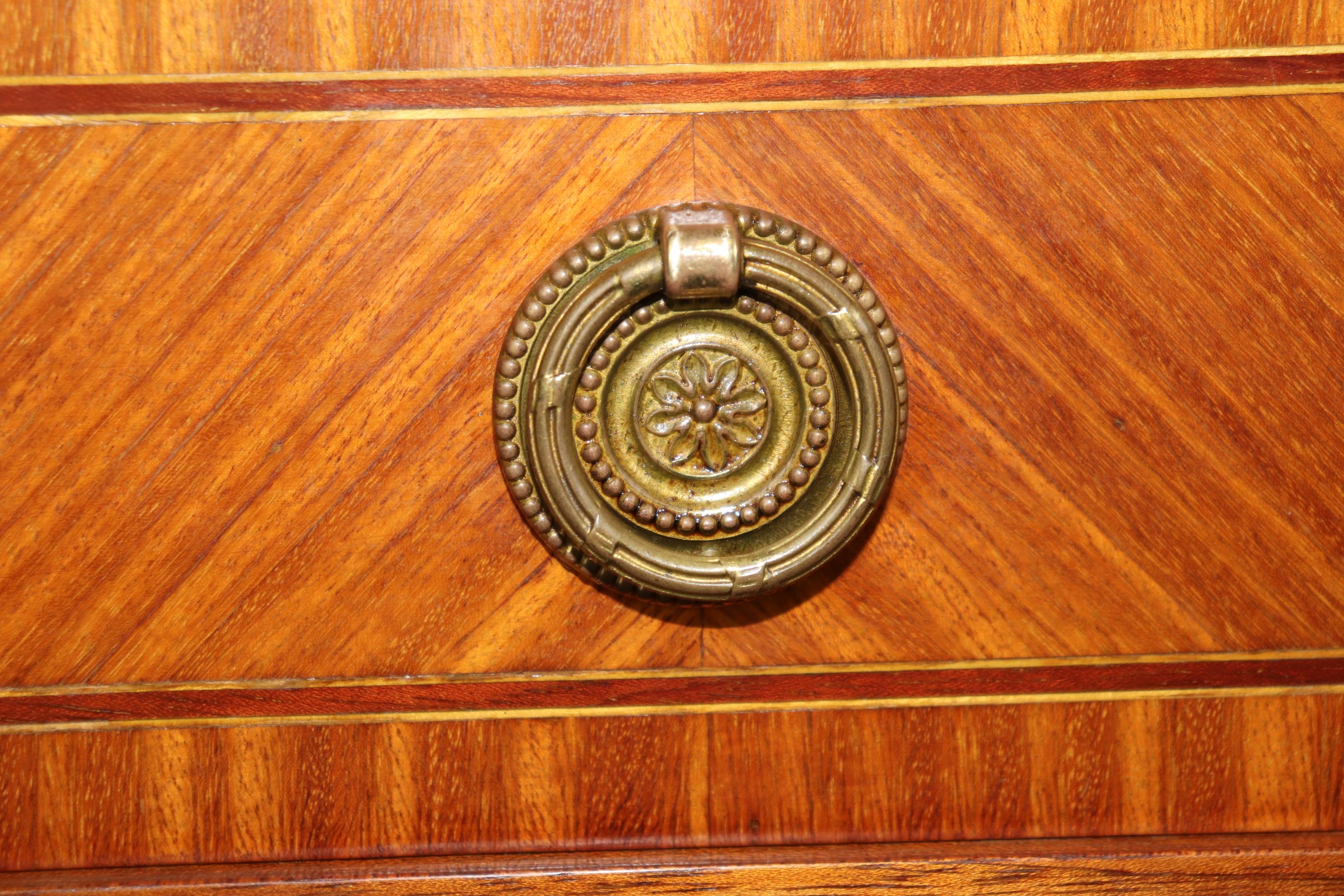 Coppia di commodes francesi Luigi XVI con piano in marmo intarsiato in legno satinato di qualità eccellente in vendita 6