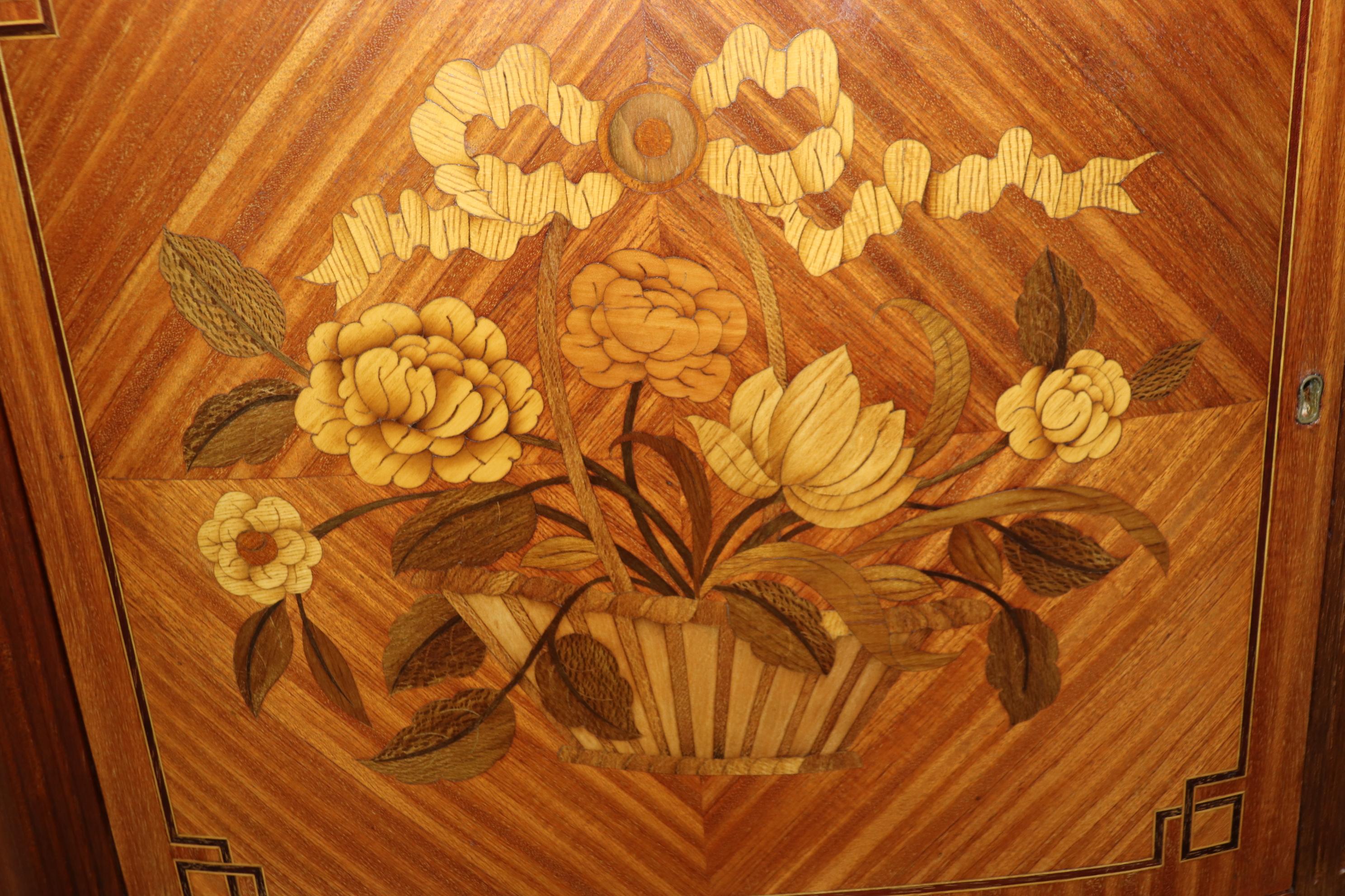 Coppia di commodes francesi Luigi XVI con piano in marmo intarsiato in legno satinato di qualità eccellente in vendita 7