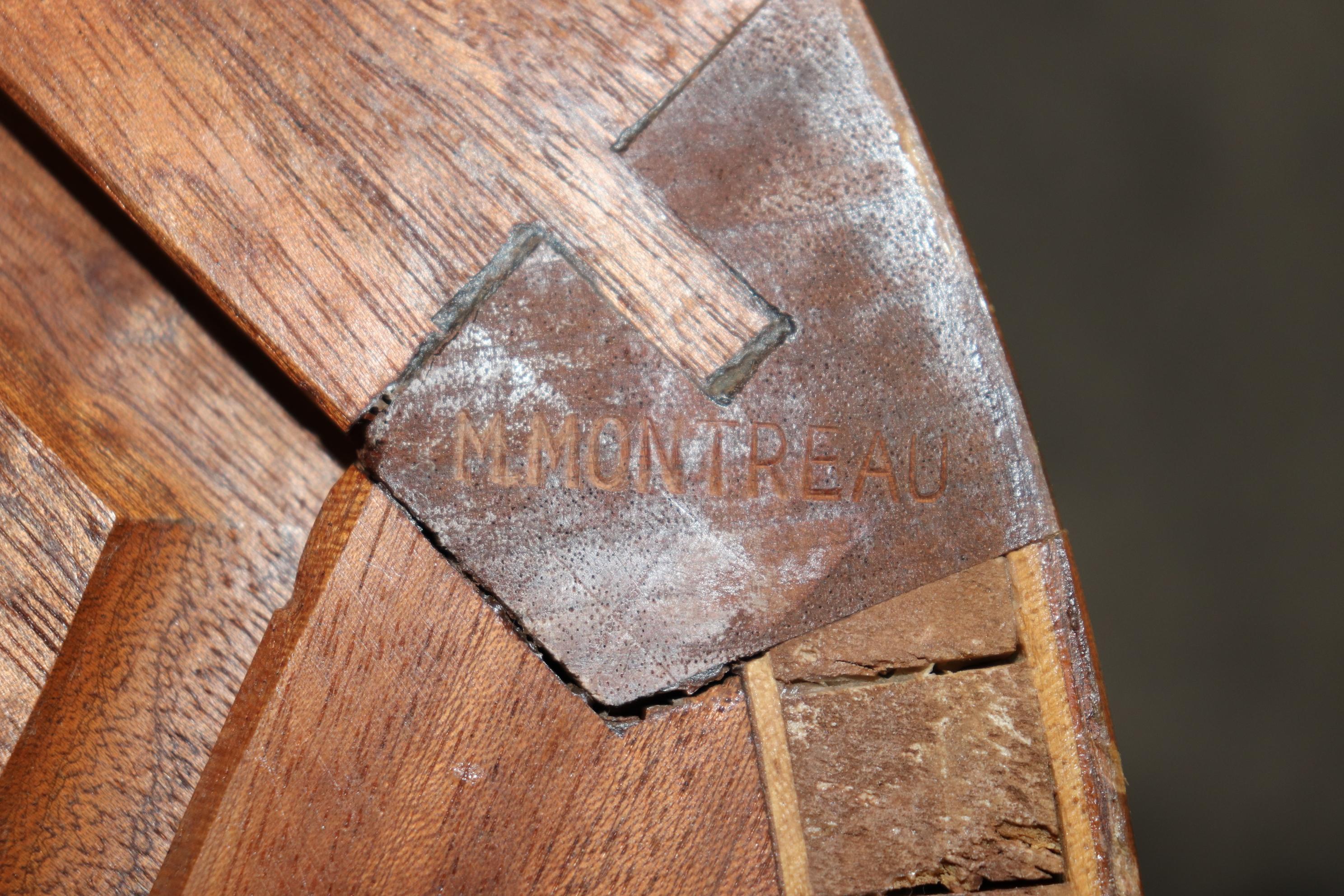 Coppia di commodes francesi Luigi XVI con piano in marmo intarsiato in legno satinato di qualità eccellente in vendita 9