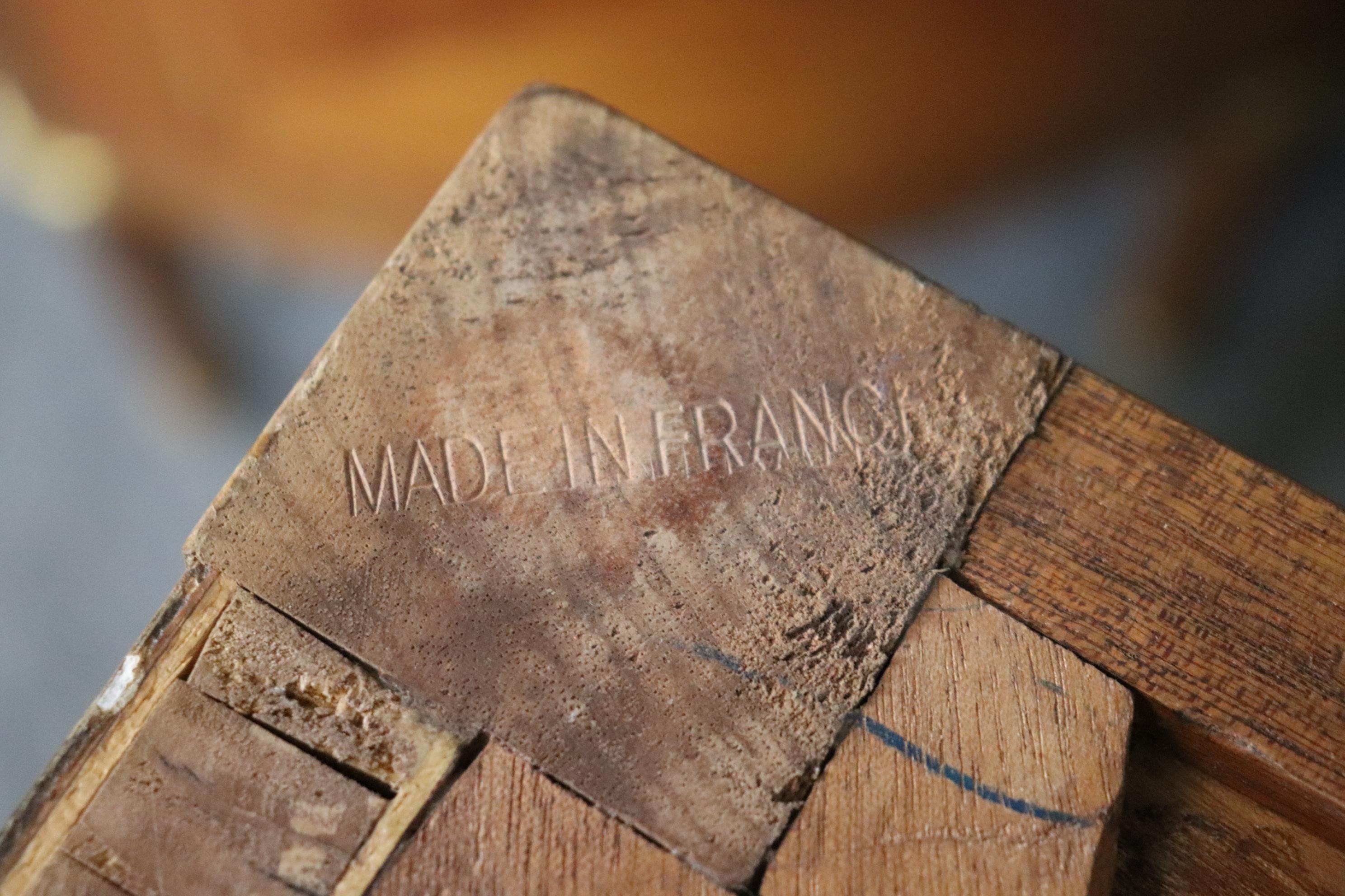Coppia di commodes francesi Luigi XVI con piano in marmo intarsiato in legno satinato di qualità eccellente in vendita 10
