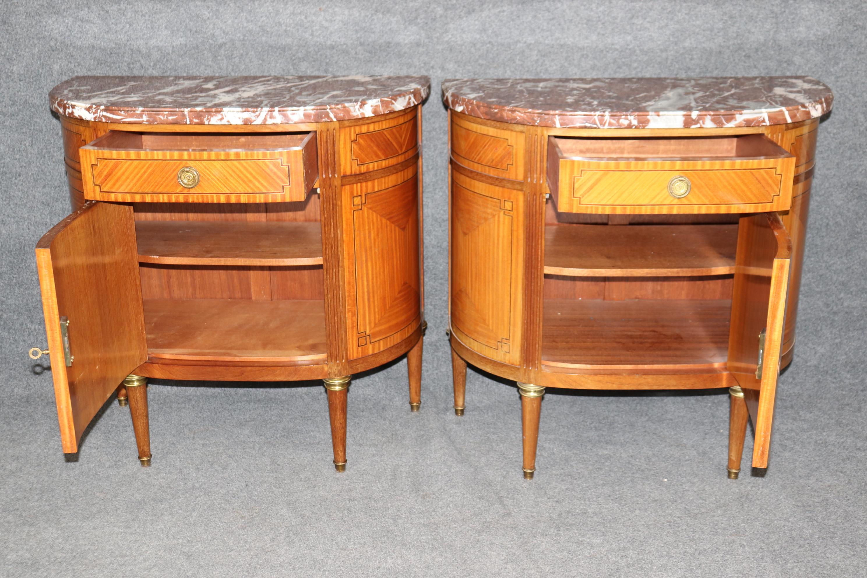 Si tratta di una fantastica coppia di commodes intarsiate assolutamente superba. Sono di dimensioni fantastiche! Non occupano troppo spazio e sono in buone condizioni, con bellissimi piani in marmo nei colori marrone e bianco sporco e splendidi