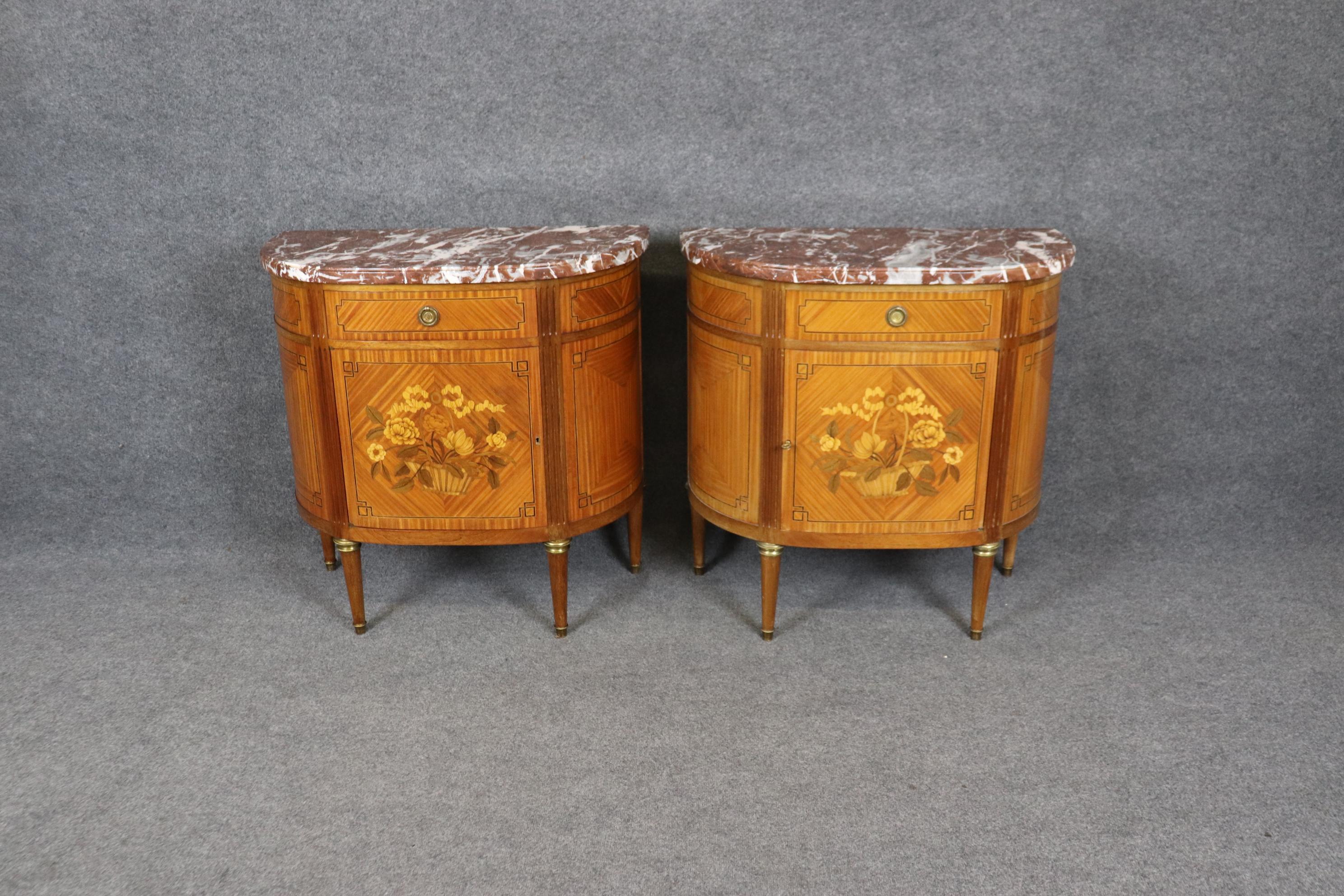 Francese Coppia di commodes francesi Luigi XVI con piano in marmo intarsiato in legno satinato di qualità eccellente in vendita
