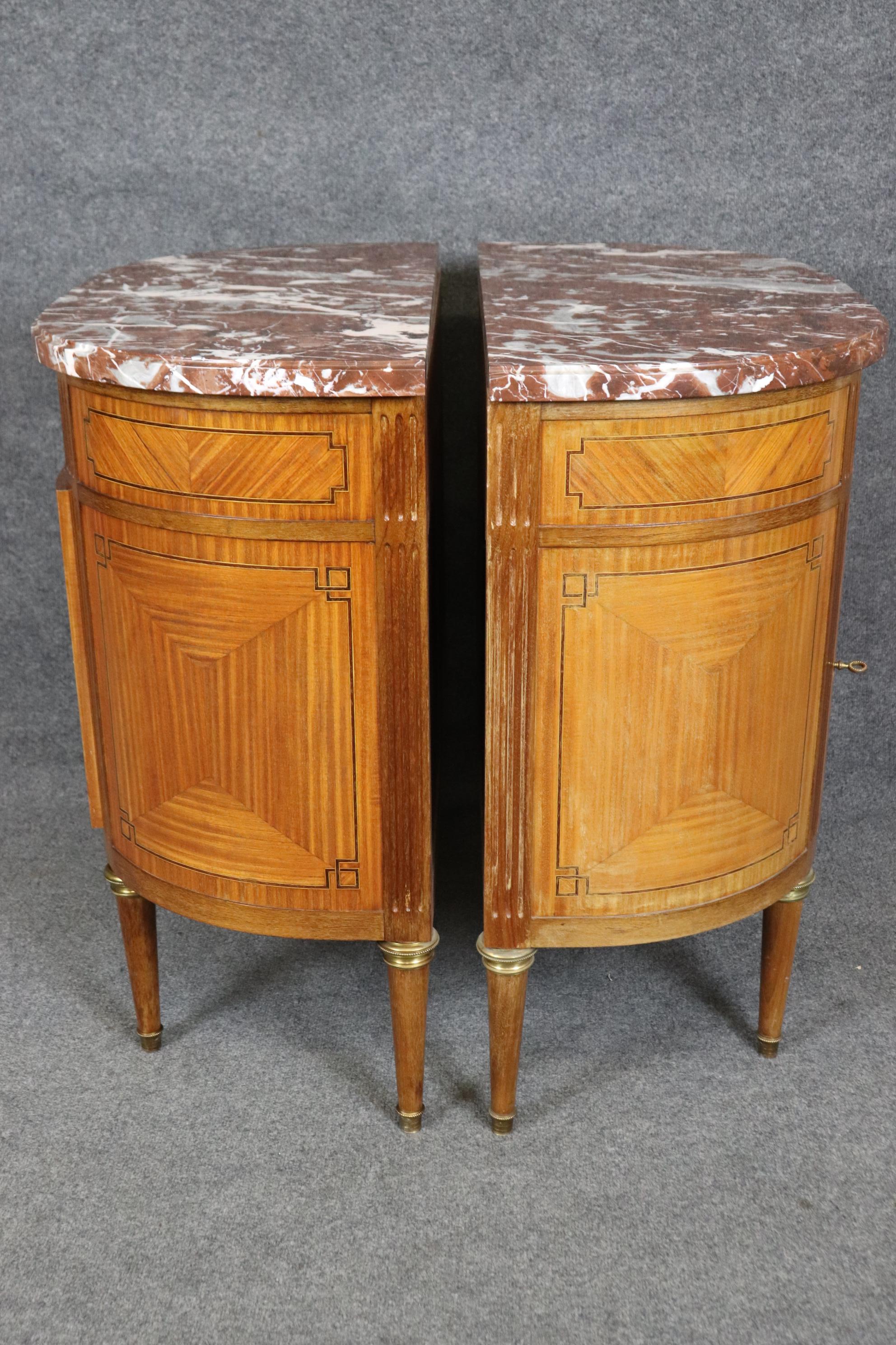 Coppia di commodes francesi Luigi XVI con piano in marmo intarsiato in legno satinato di qualità eccellente In condizioni buone in vendita a Swedesboro, NJ
