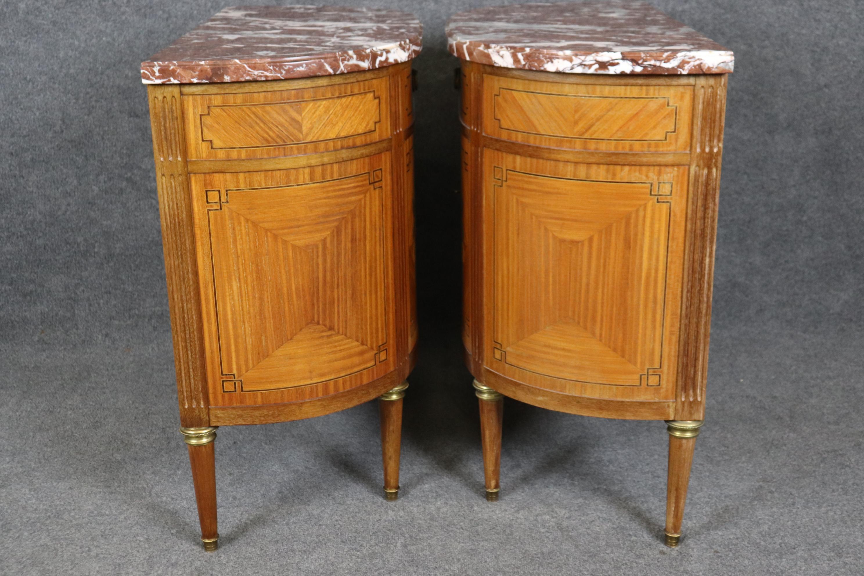 Inizio XX secolo Coppia di commodes francesi Luigi XVI con piano in marmo intarsiato in legno satinato di qualità eccellente in vendita