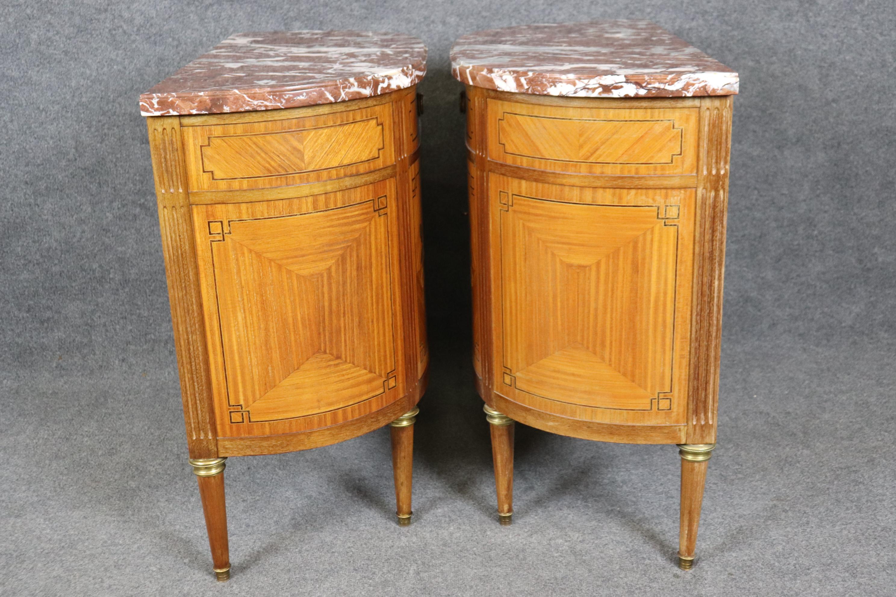 Ottone Coppia di commodes francesi Luigi XVI con piano in marmo intarsiato in legno satinato di qualità eccellente in vendita