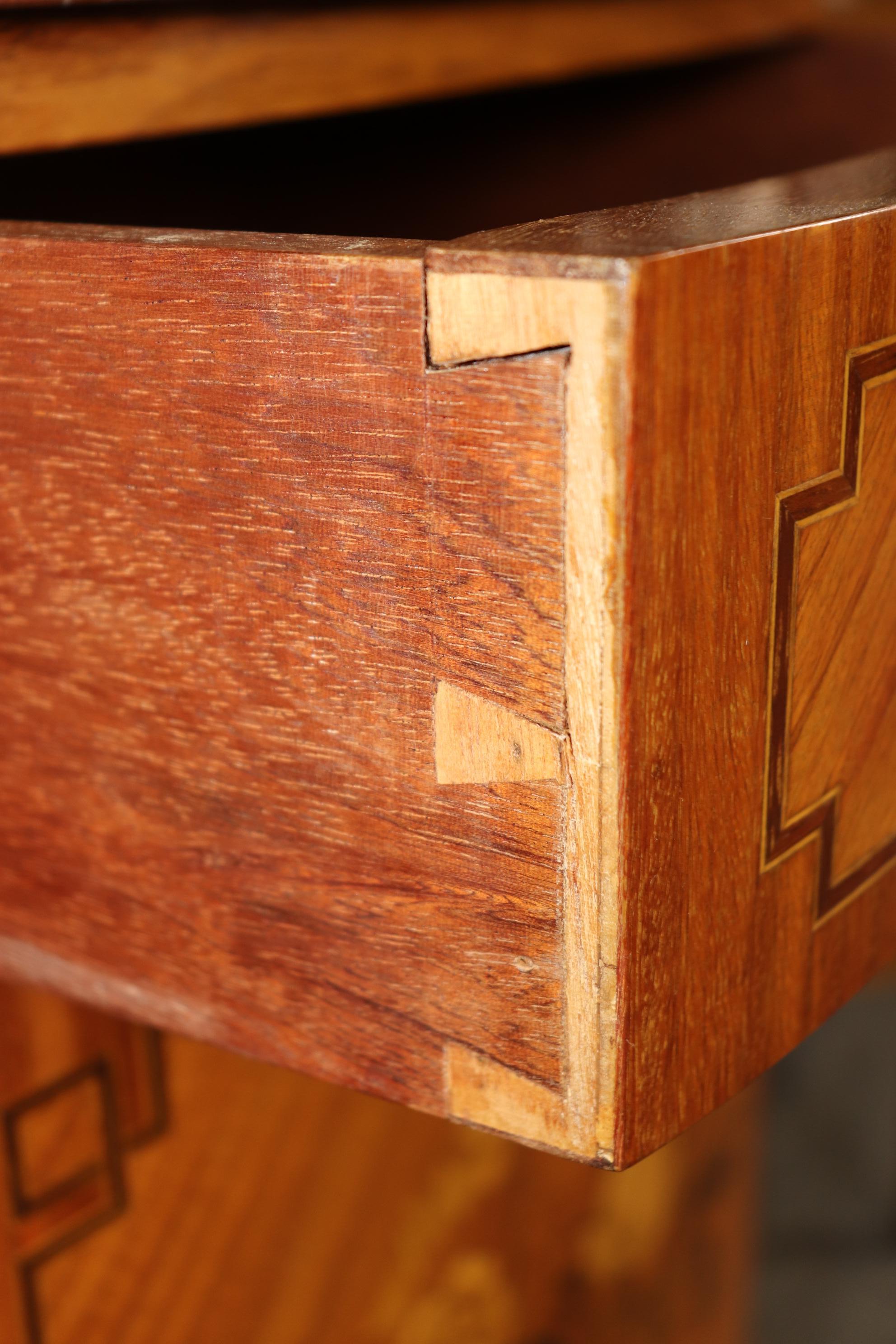 Coppia di commodes francesi Luigi XVI con piano in marmo intarsiato in legno satinato di qualità eccellente in vendita 1