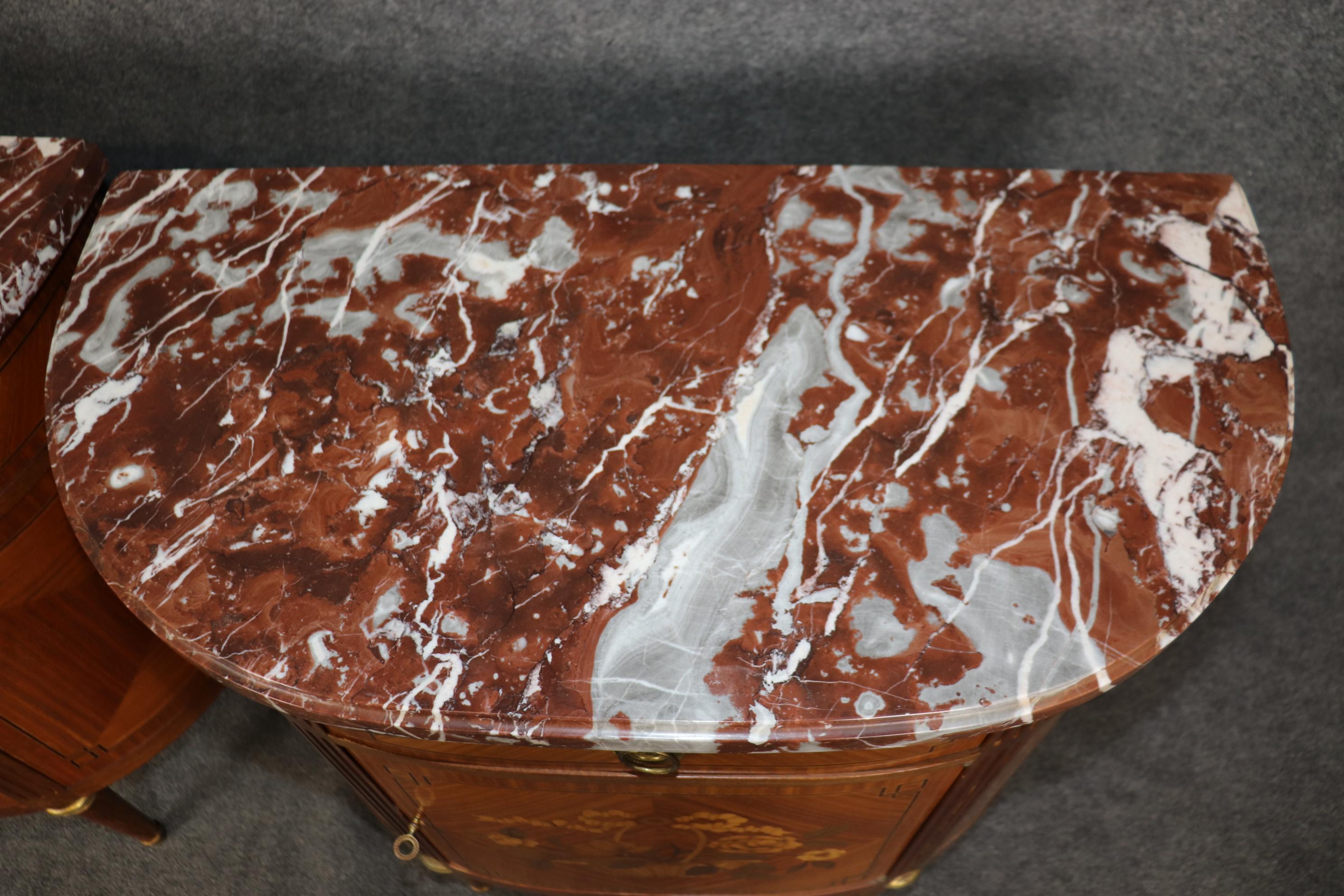 Coppia di commodes francesi Luigi XVI con piano in marmo intarsiato in legno satinato di qualità eccellente in vendita 3